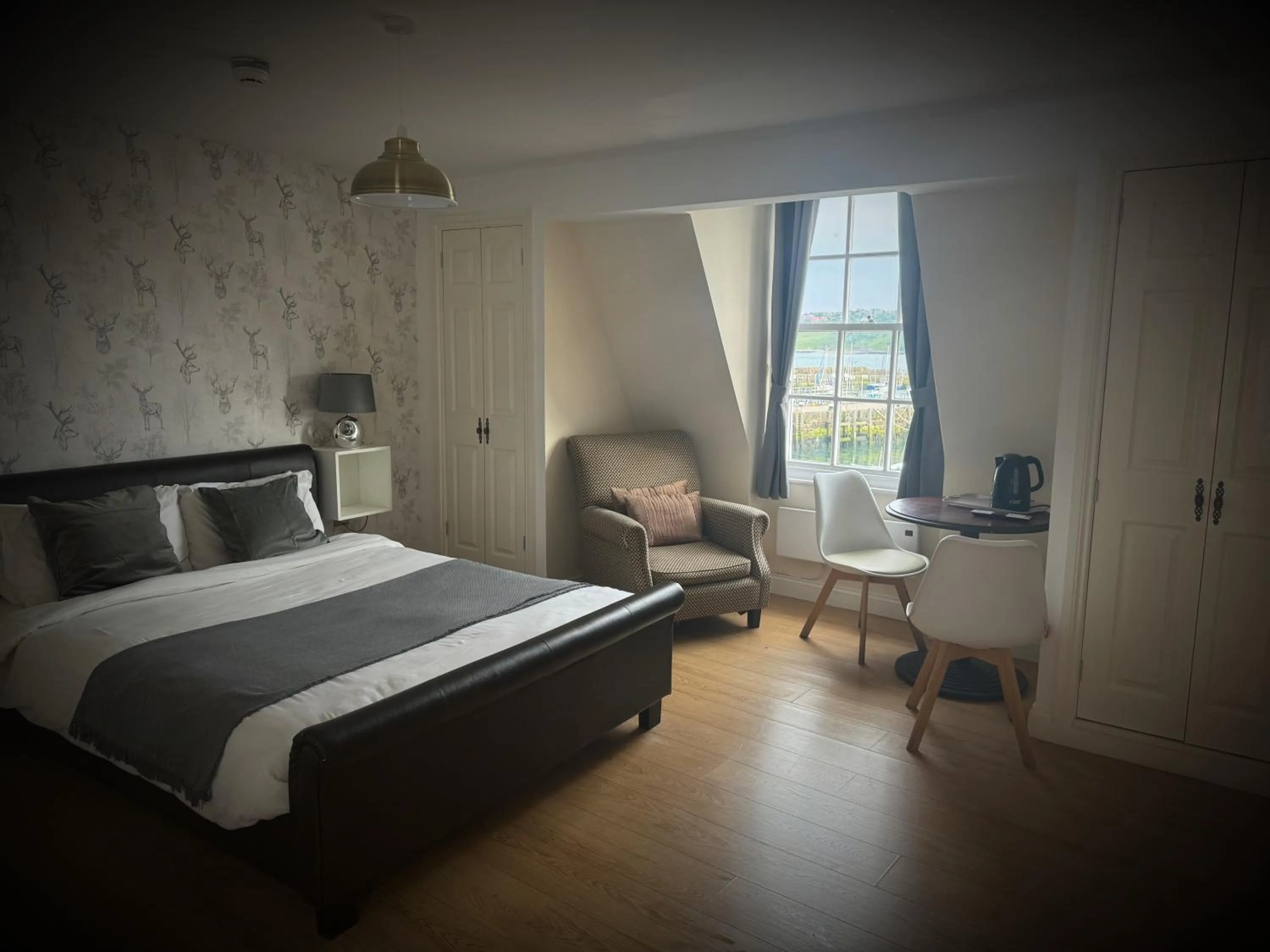 Bed in Ivy By The Sea