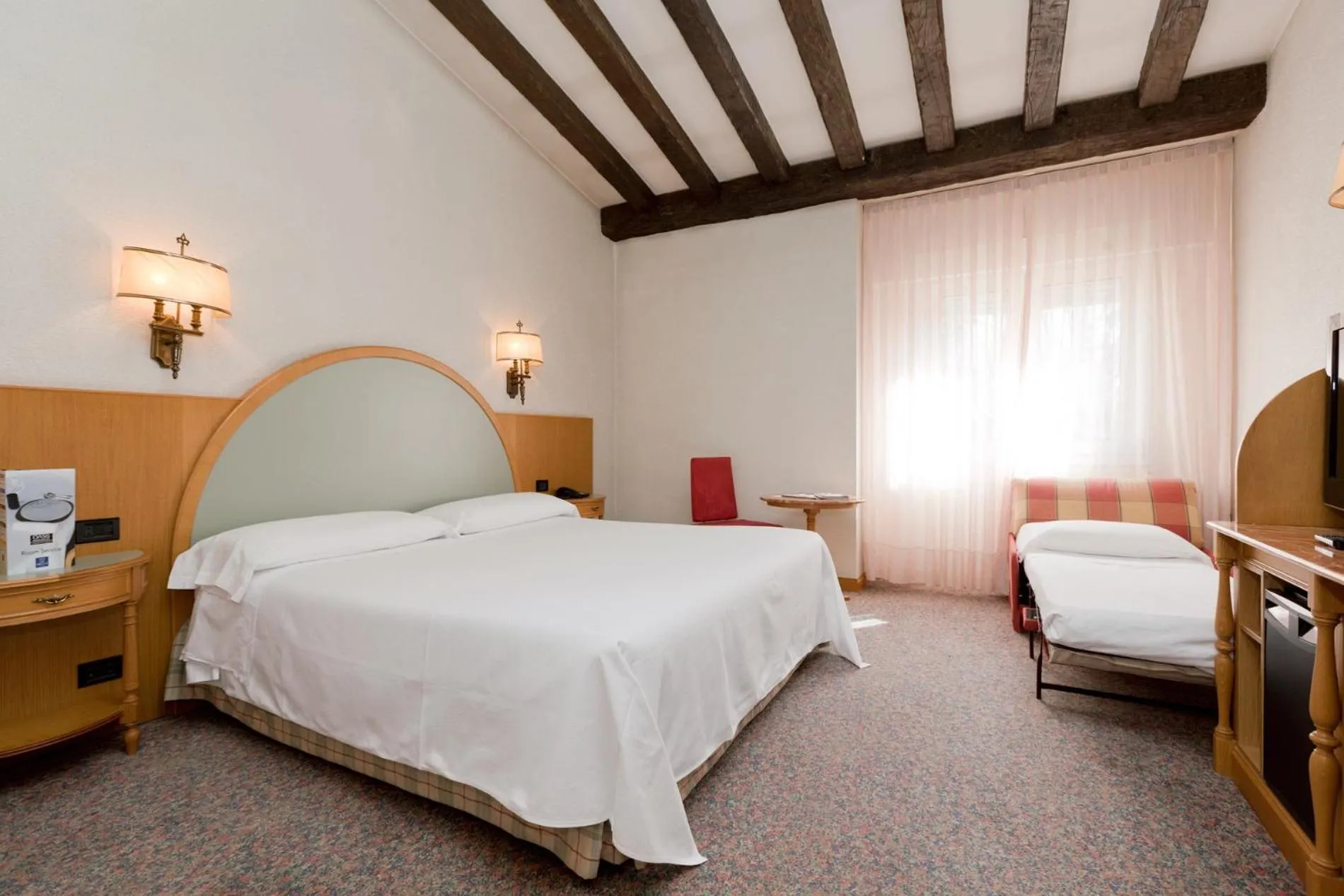 Photo of the whole room, Bed in Gran Hotel Los Angeles