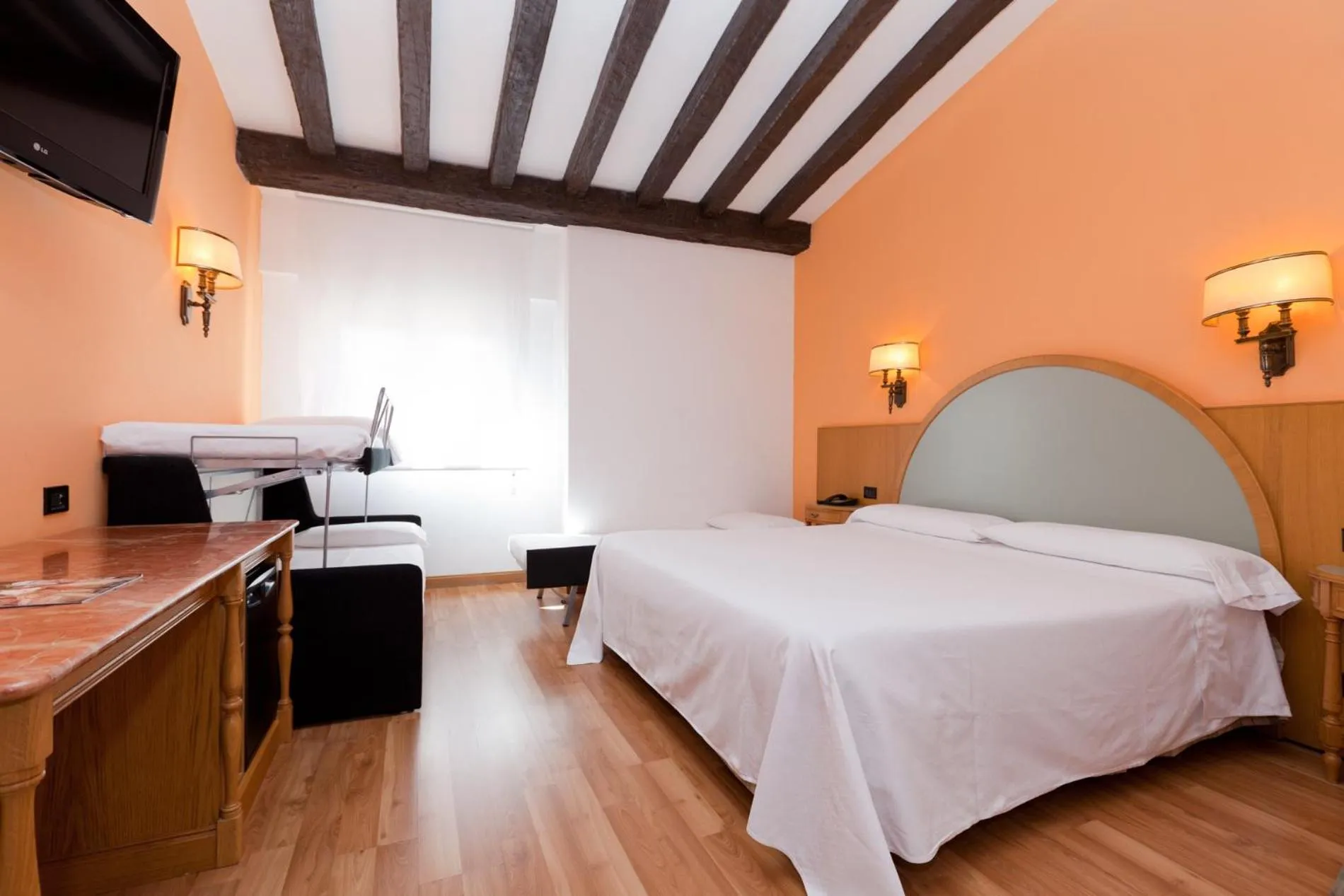 Photo of the whole room, Bed in Gran Hotel Los Angeles