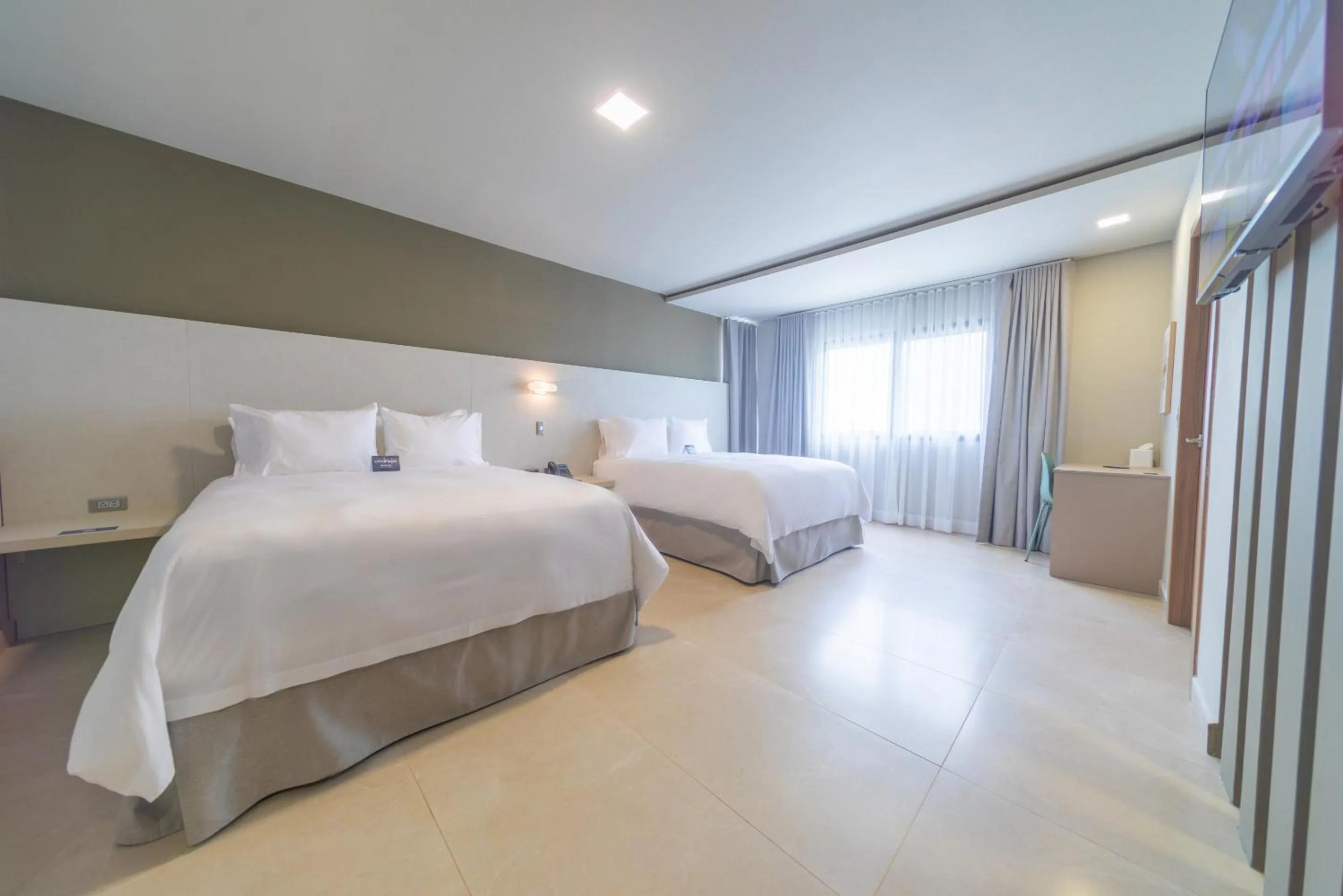 Bedroom, Bed in Cedrela