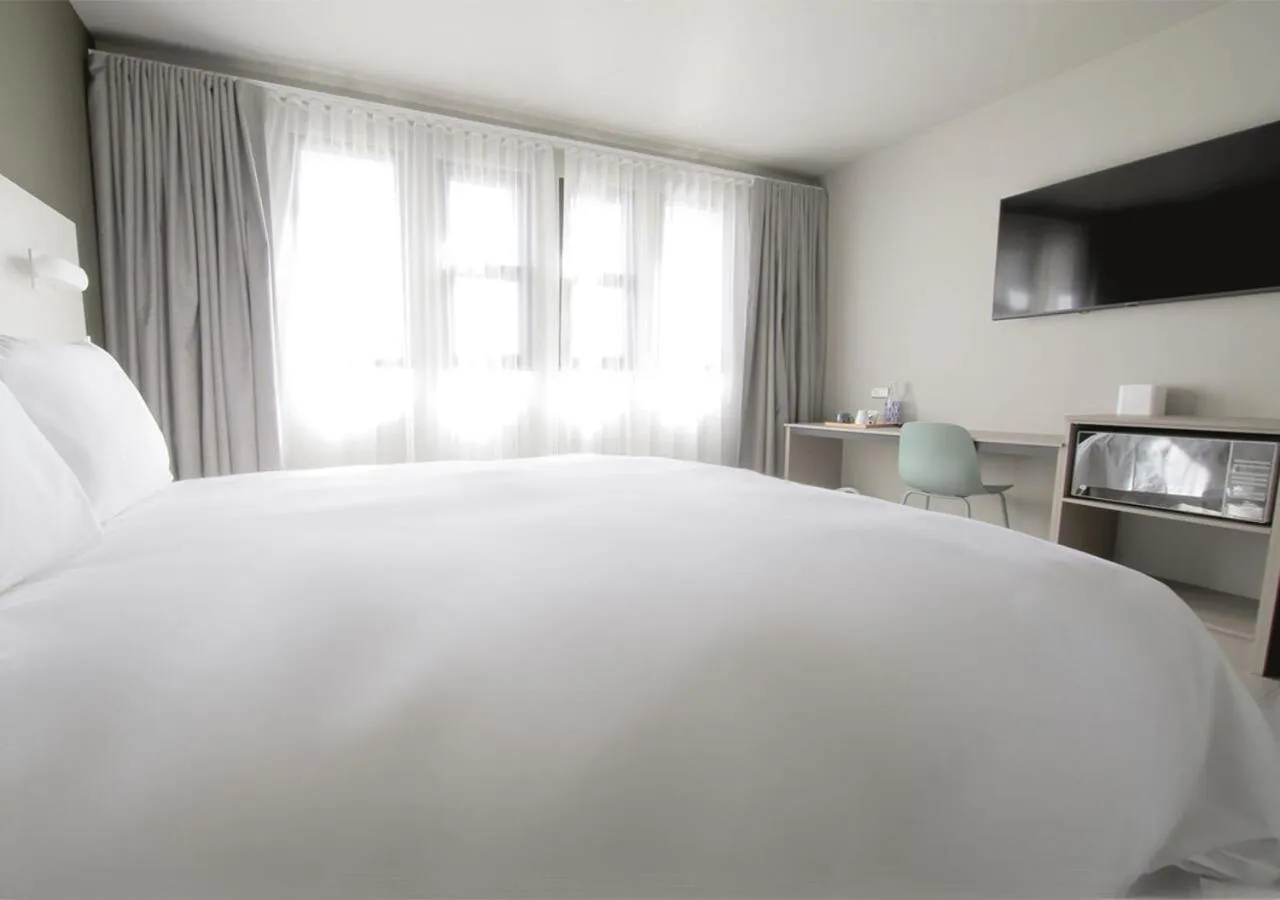 Bedroom, Bed in Cedrela