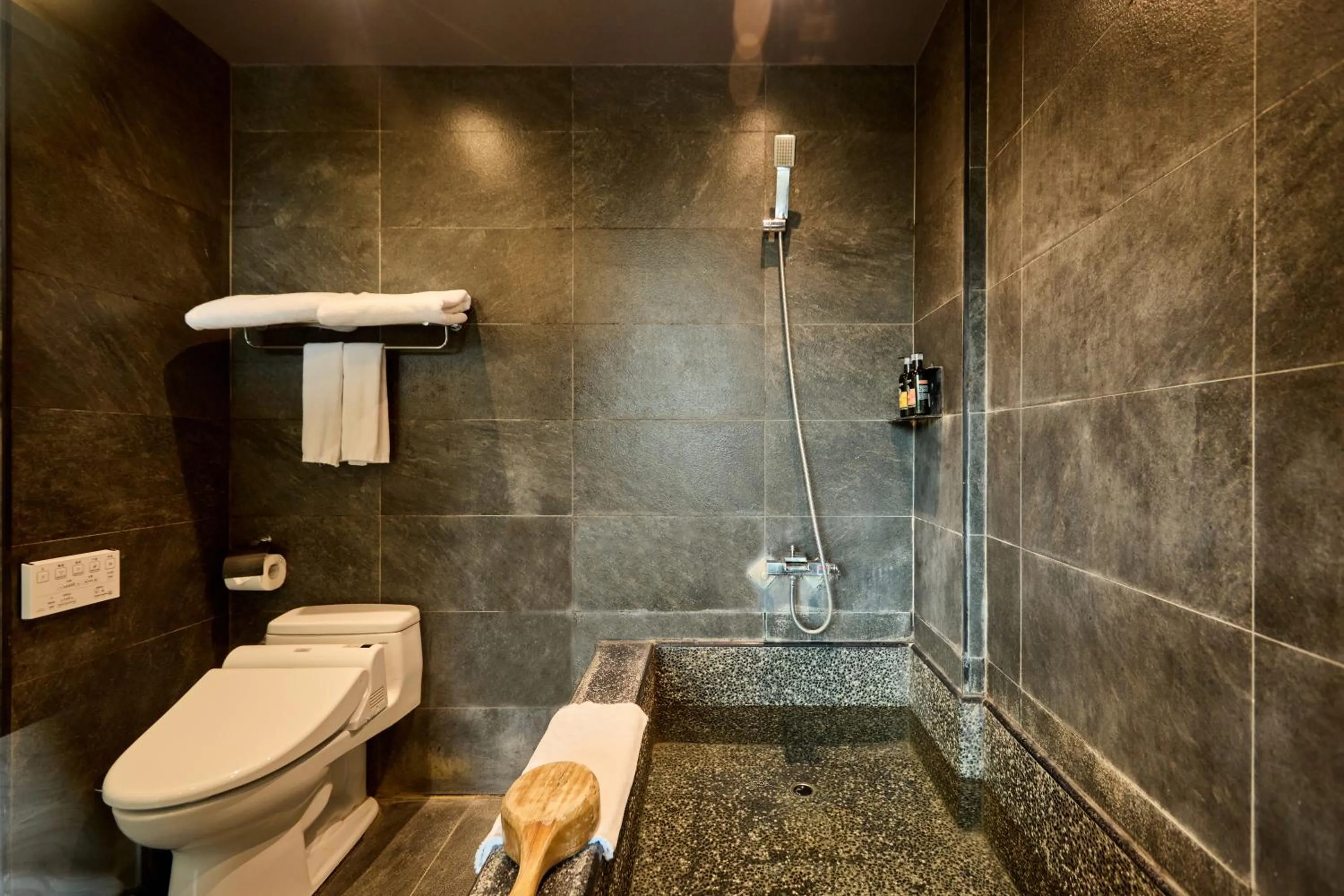 Shower in Tenlien onsen Hot Spring Hotel