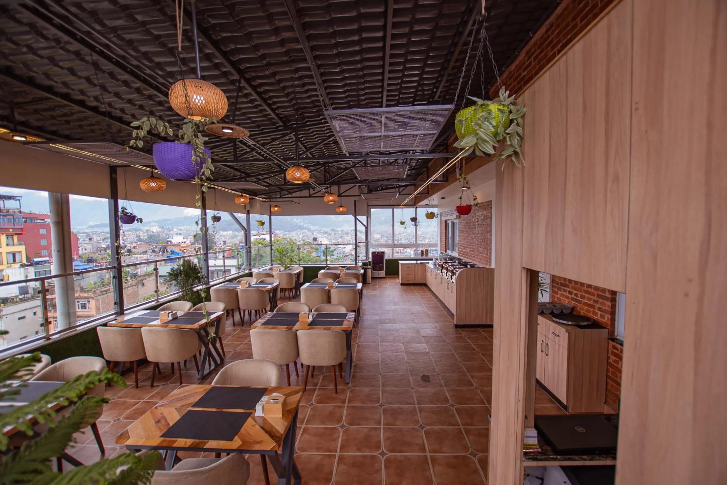 Restaurant/places to eat in Hotel Vistara