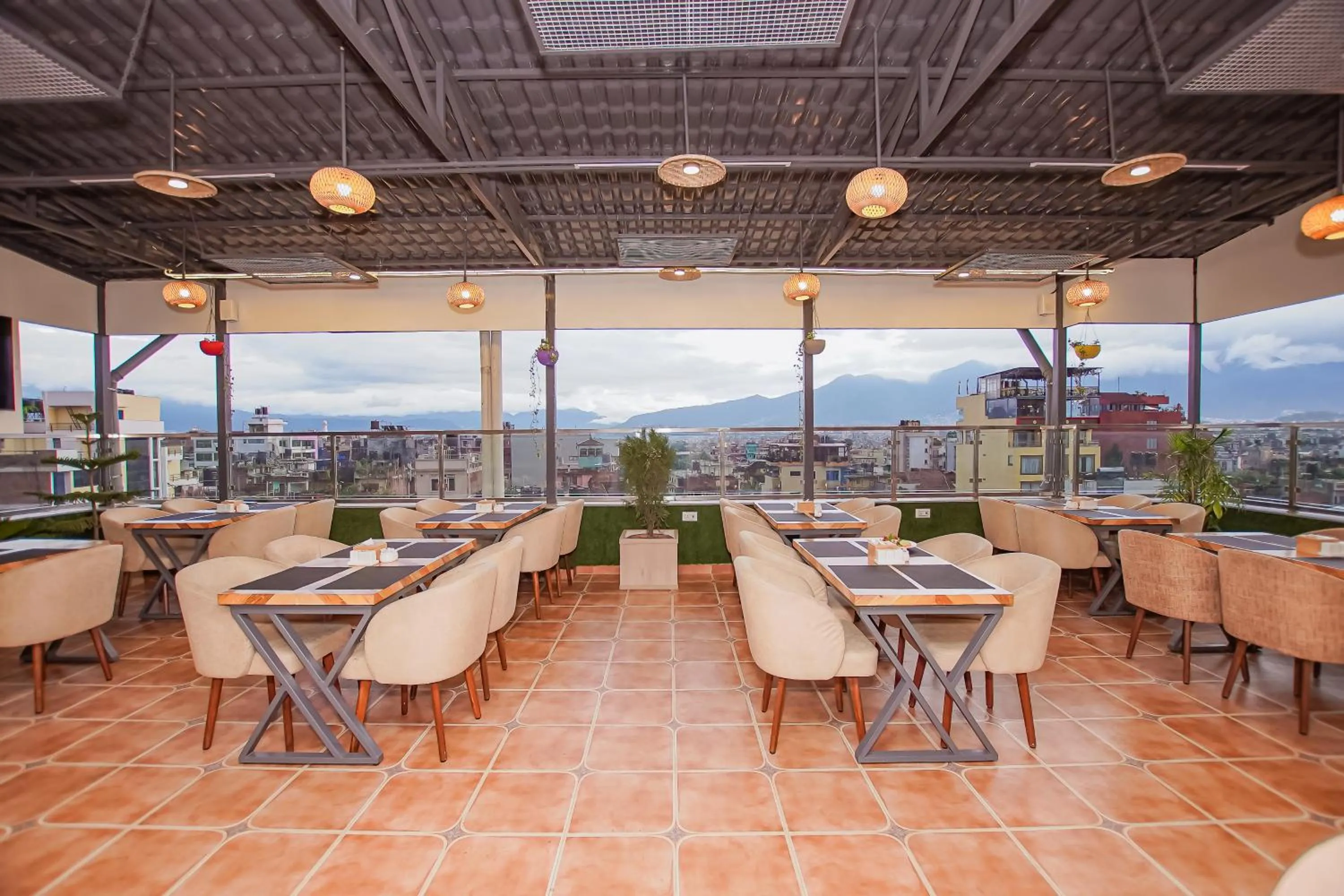 Restaurant/places to eat in Hotel Vistara