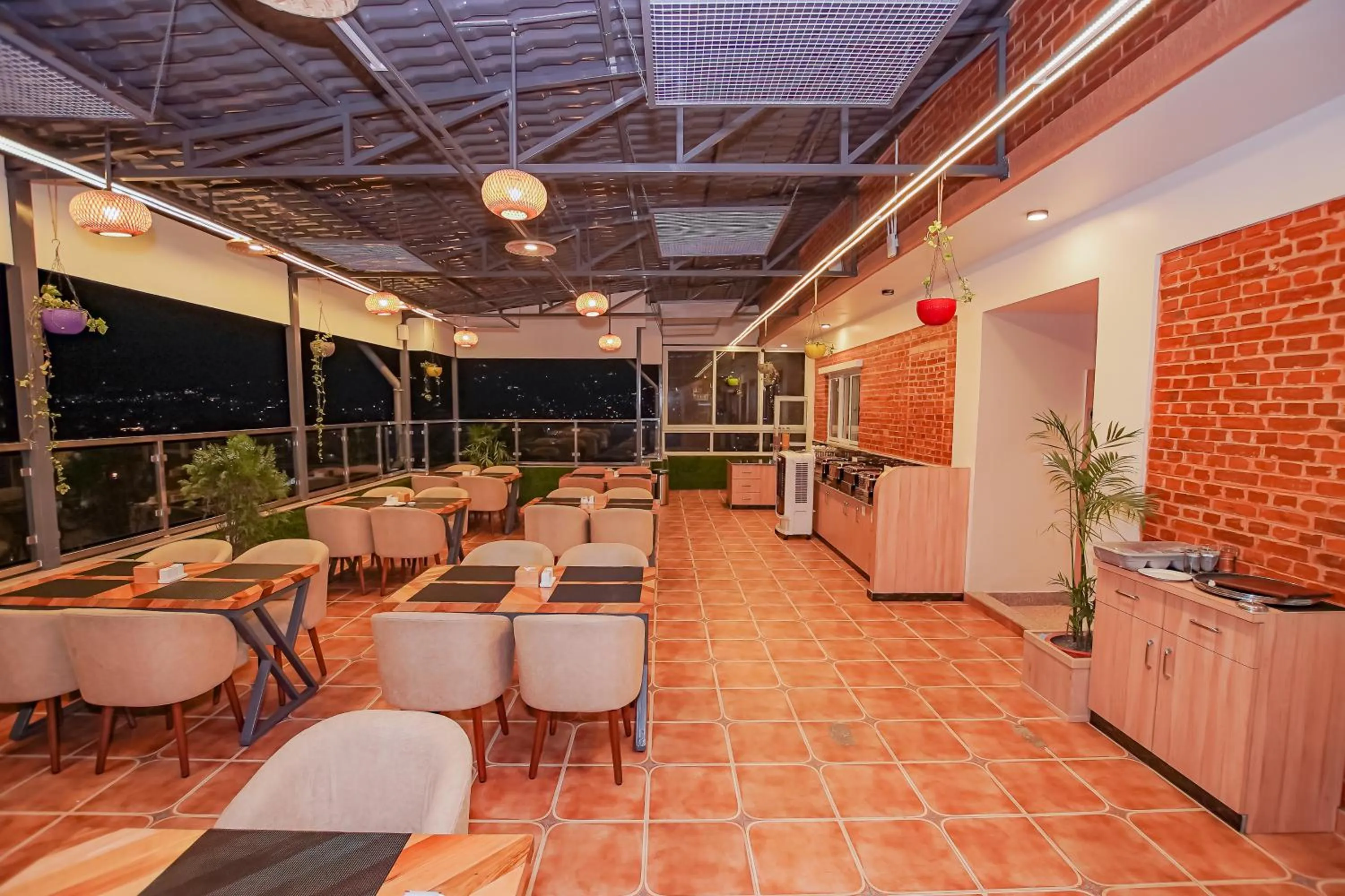 Restaurant/places to eat in Hotel Vistara