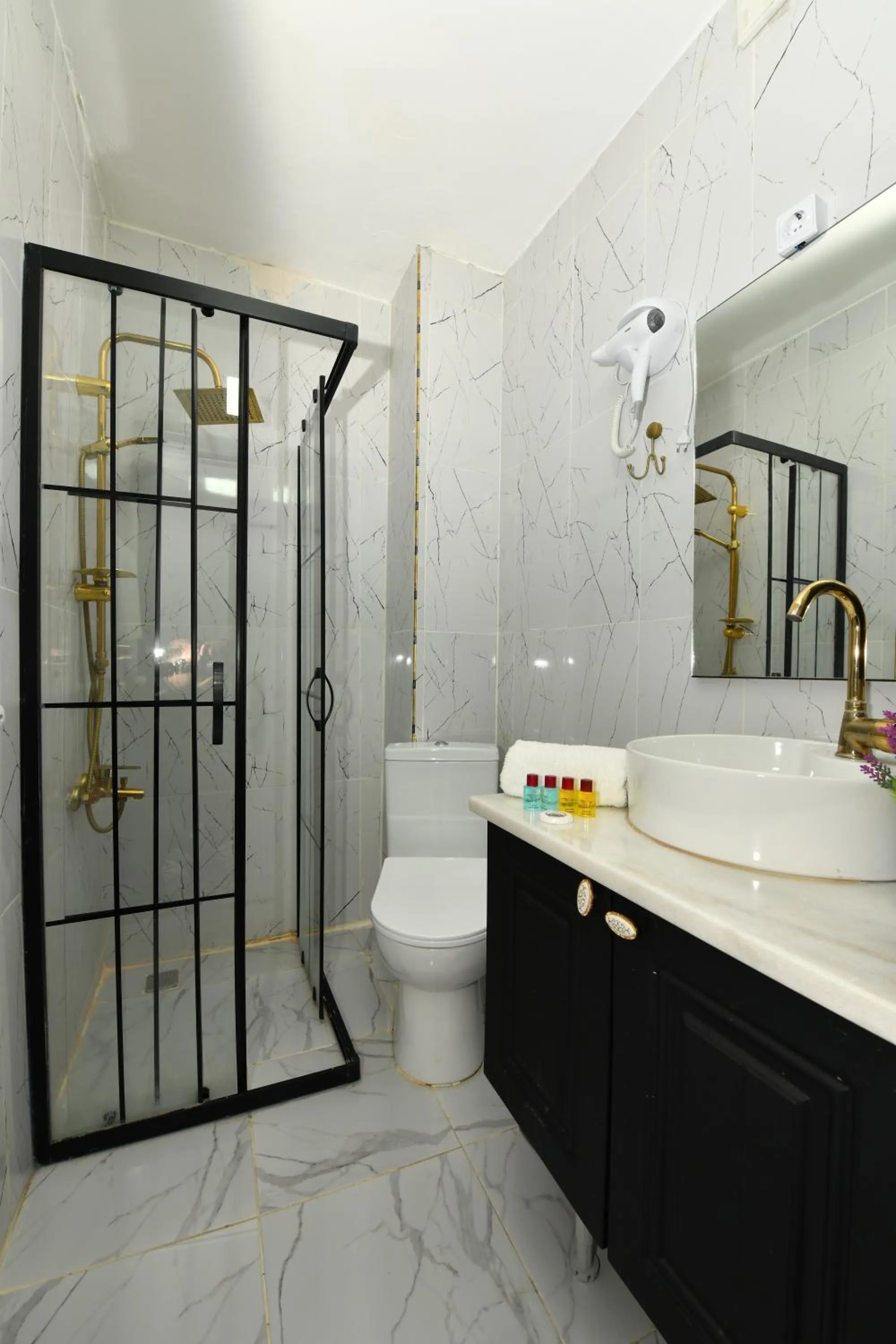 Shower in İstanbul Port Hotel