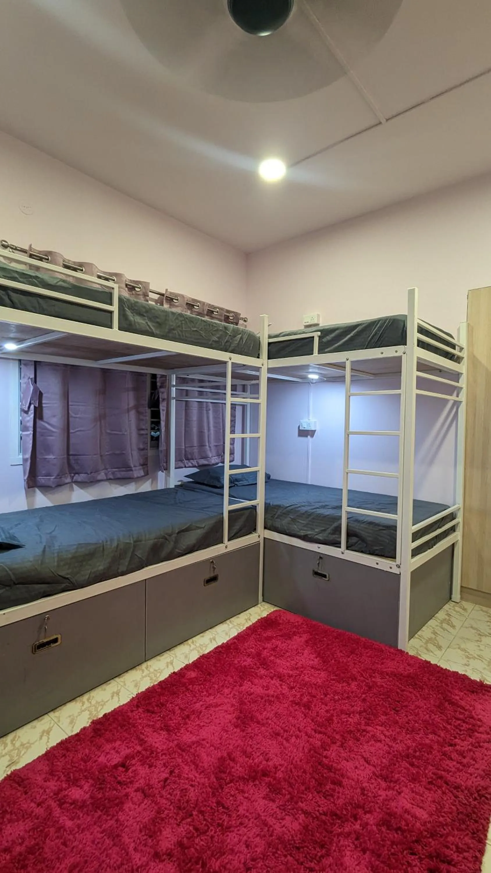 Photo of the whole room, Bed in Cayzen