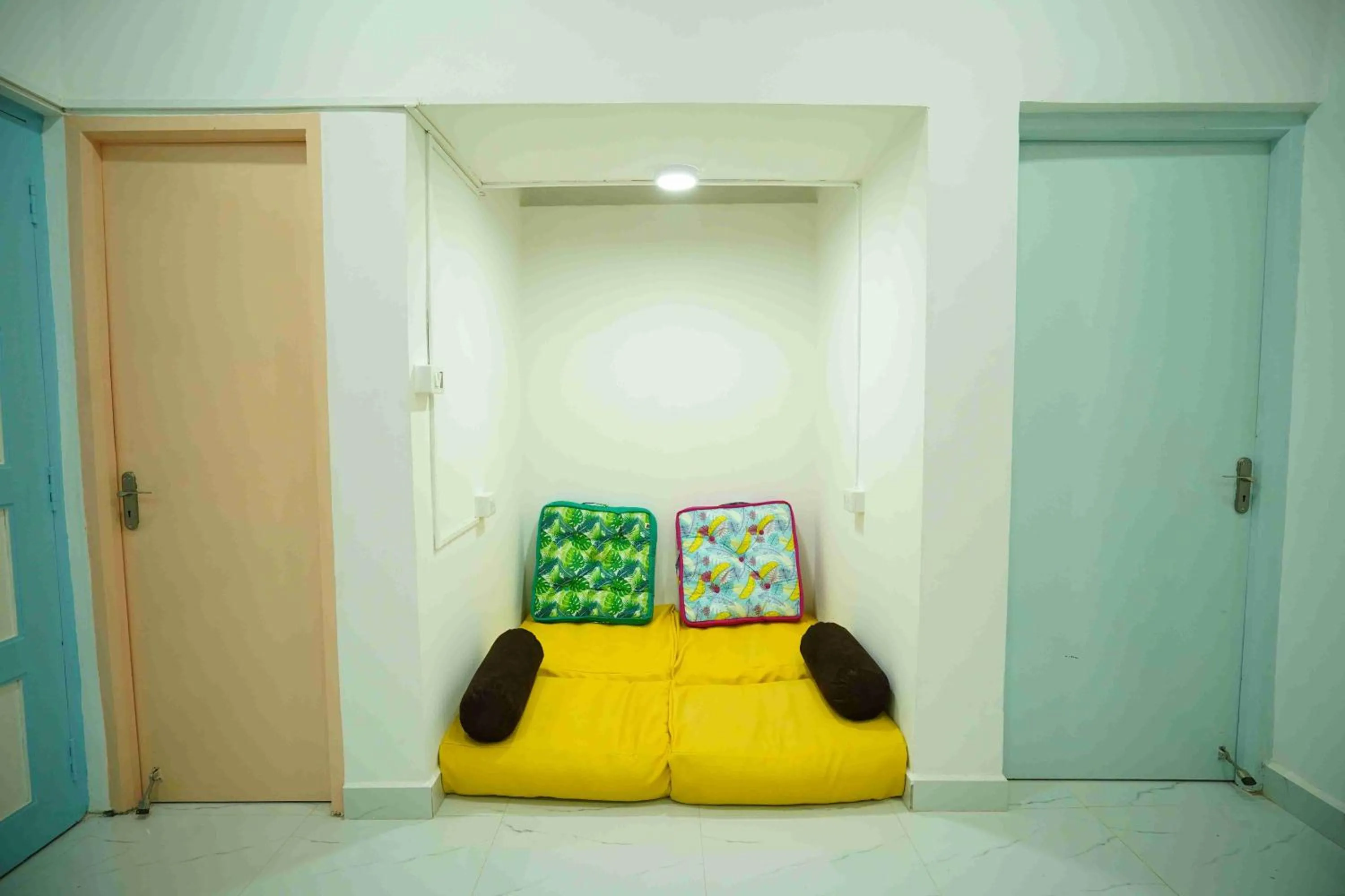 Communal lounge/ TV room, Bed in Cayzen