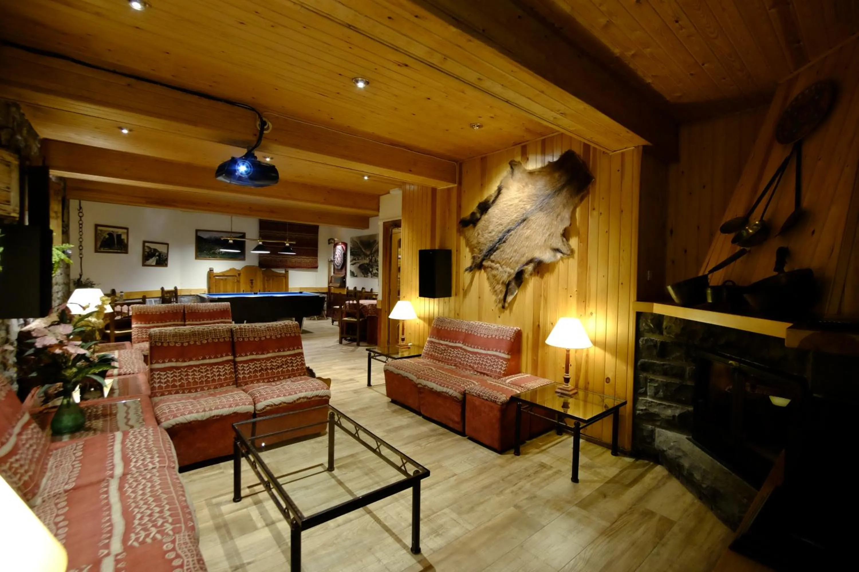 Communal lounge/ TV room in Hotel Pradas Ordesa