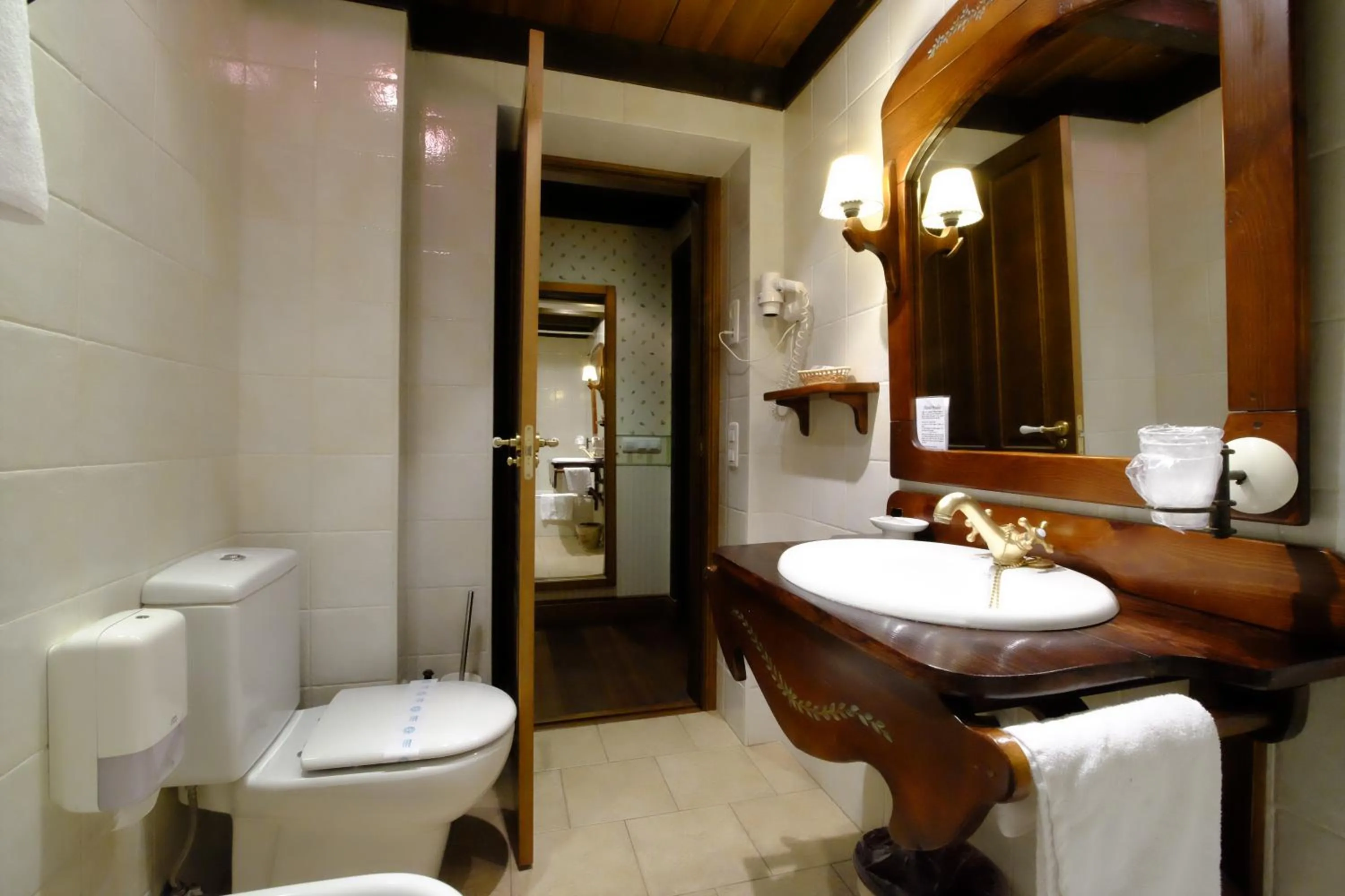 Bathroom in Hotel Pradas Ordesa