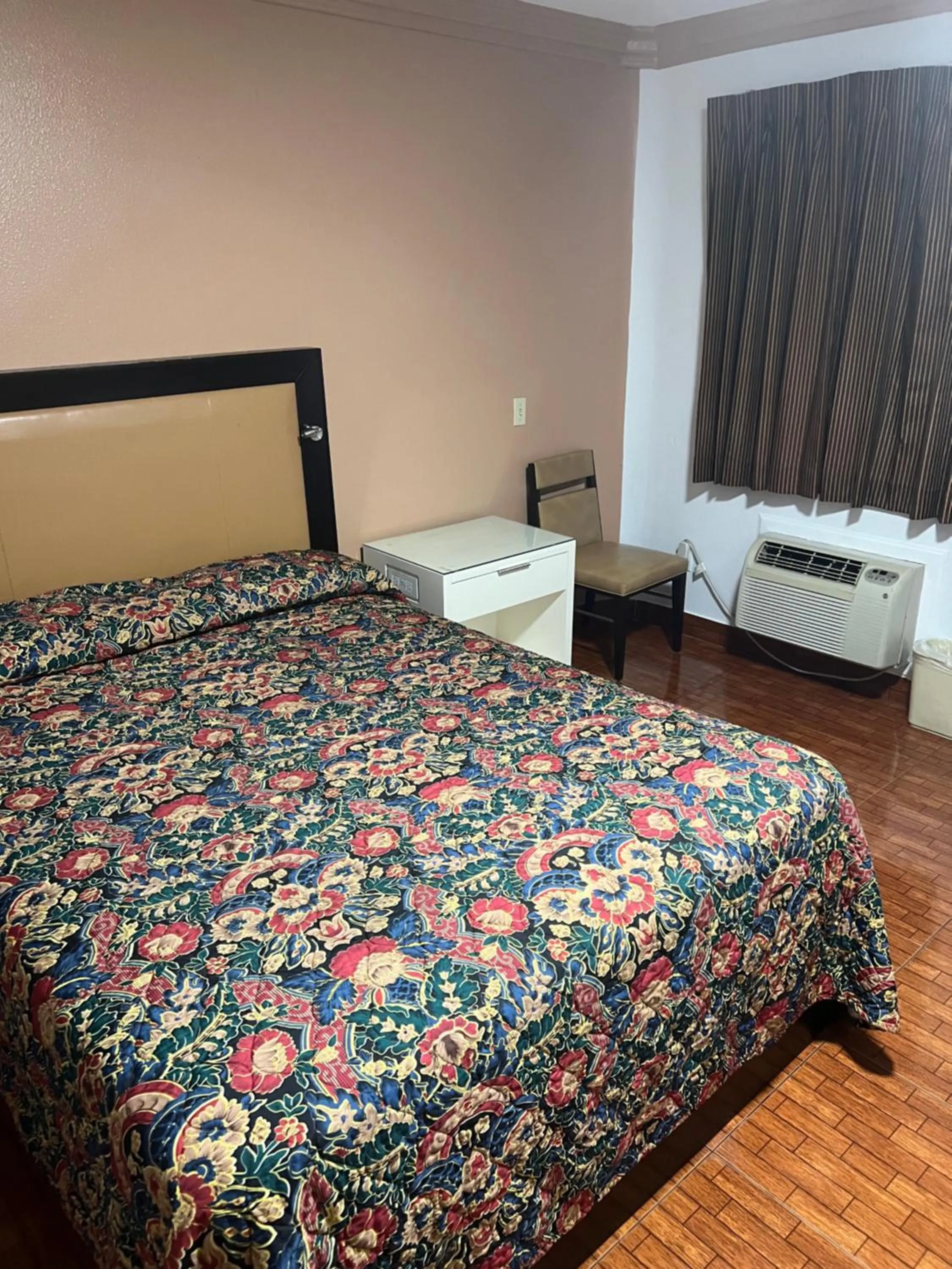 Bedroom, Bed in King Motel