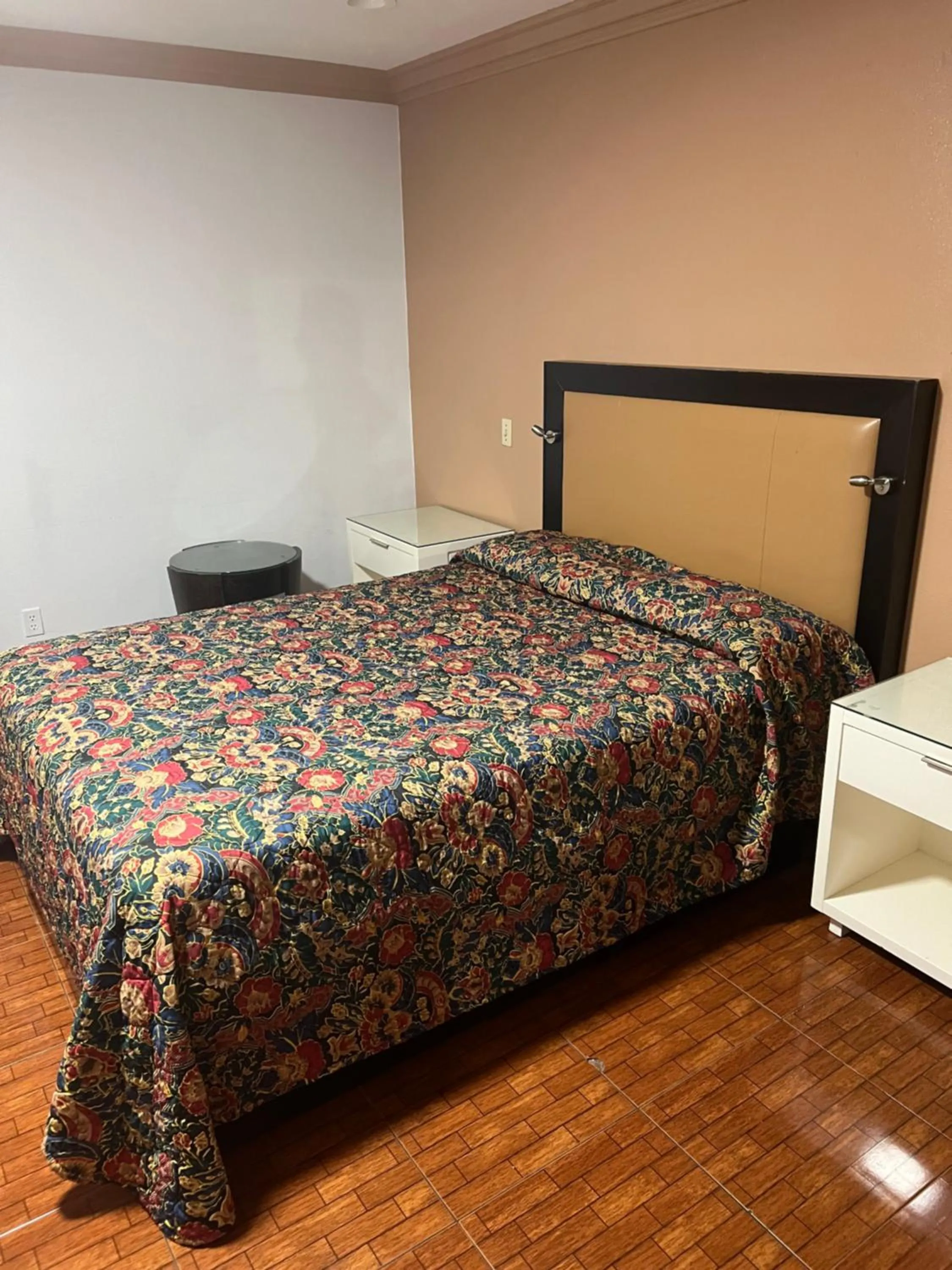 Bedroom, Bed in King Motel