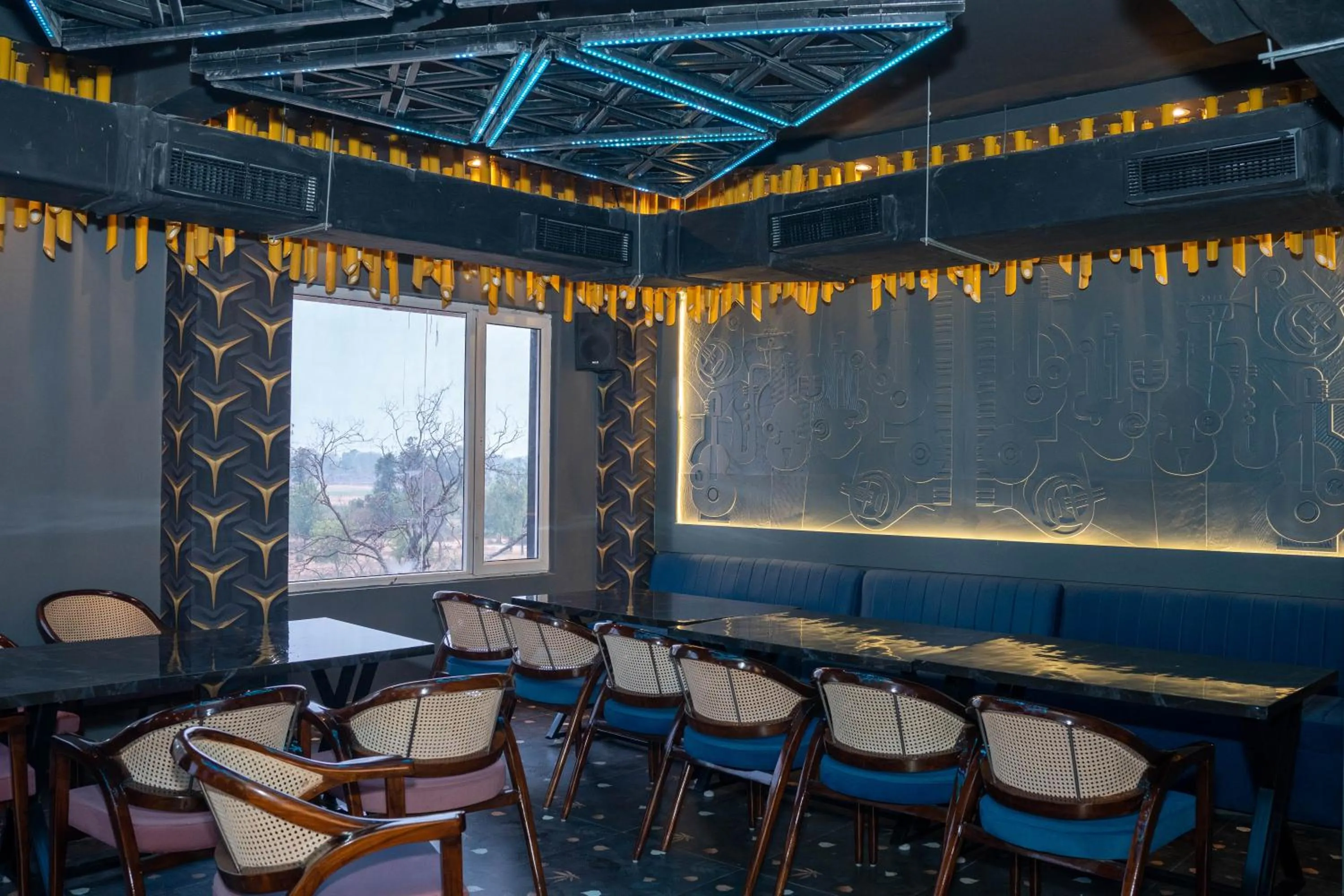 Restaurant/places to eat in Hotel W Grand - A Boutique Hotel