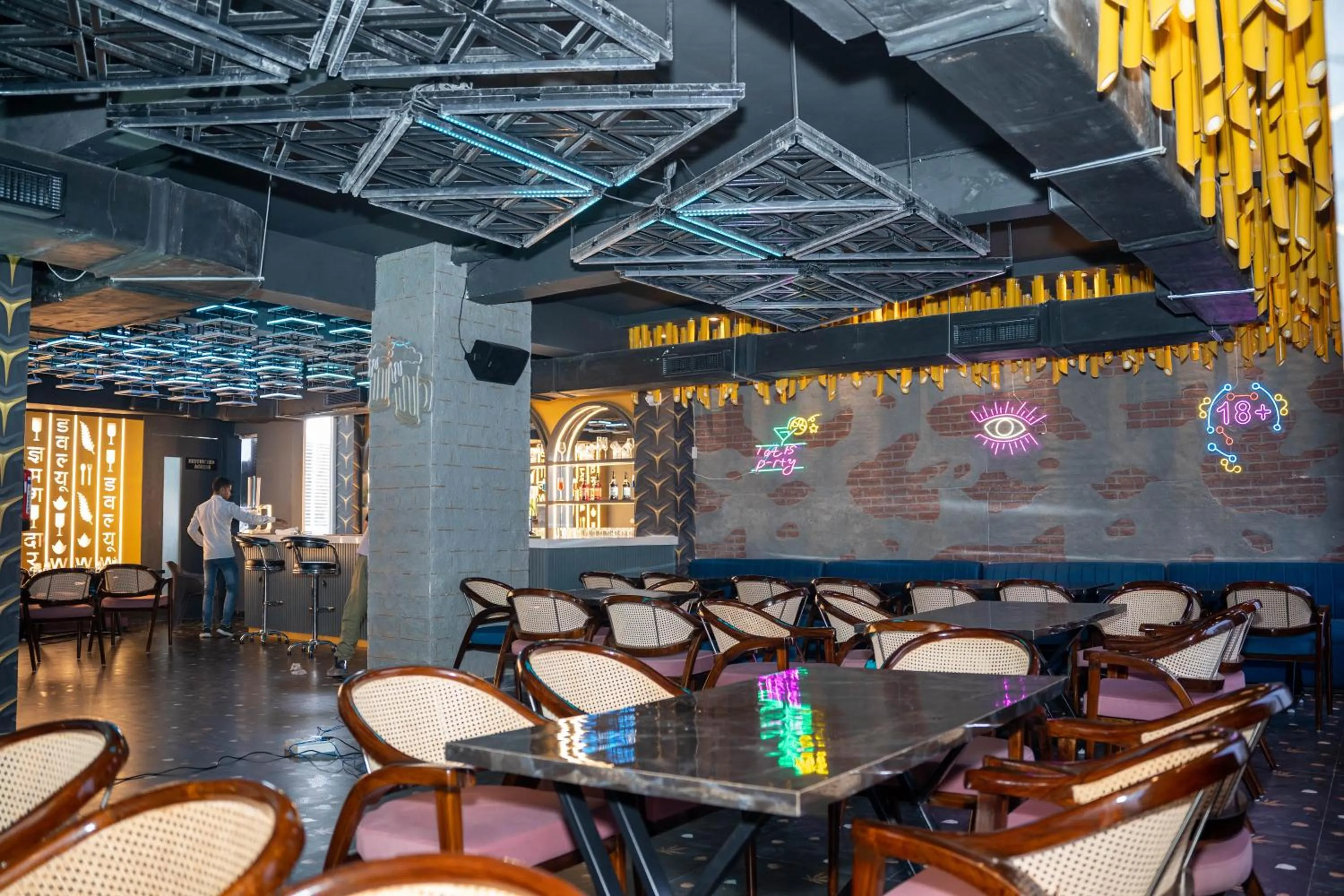 Restaurant/places to eat in Hotel W Grand - A Boutique Hotel