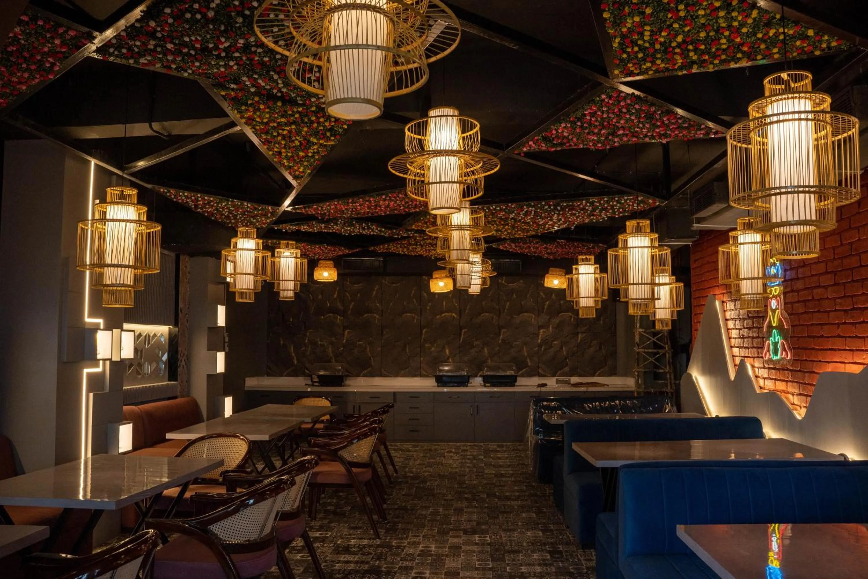 Restaurant/places to eat in Hotel W Grand - A Boutique Hotel