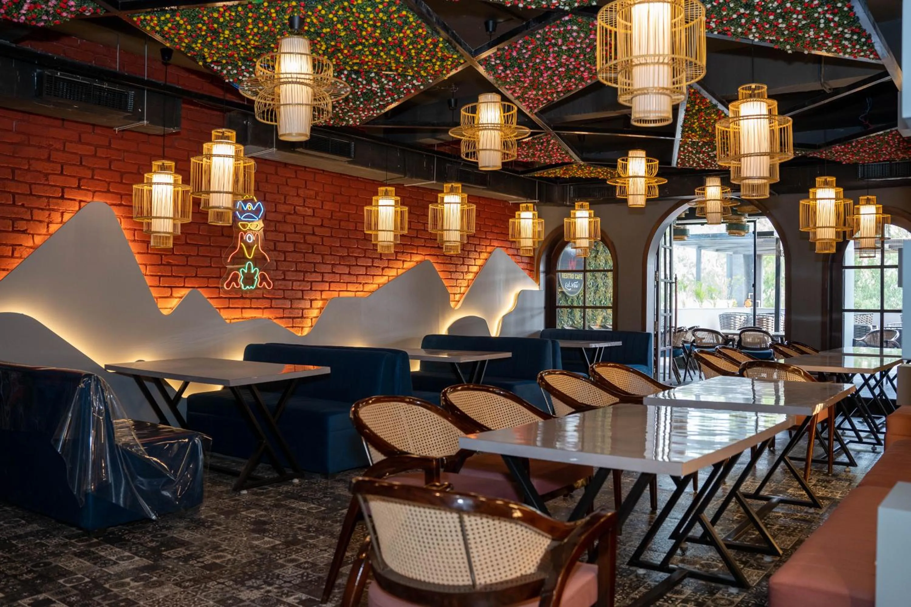 Restaurant/places to eat in Hotel W Grand - A Boutique Hotel