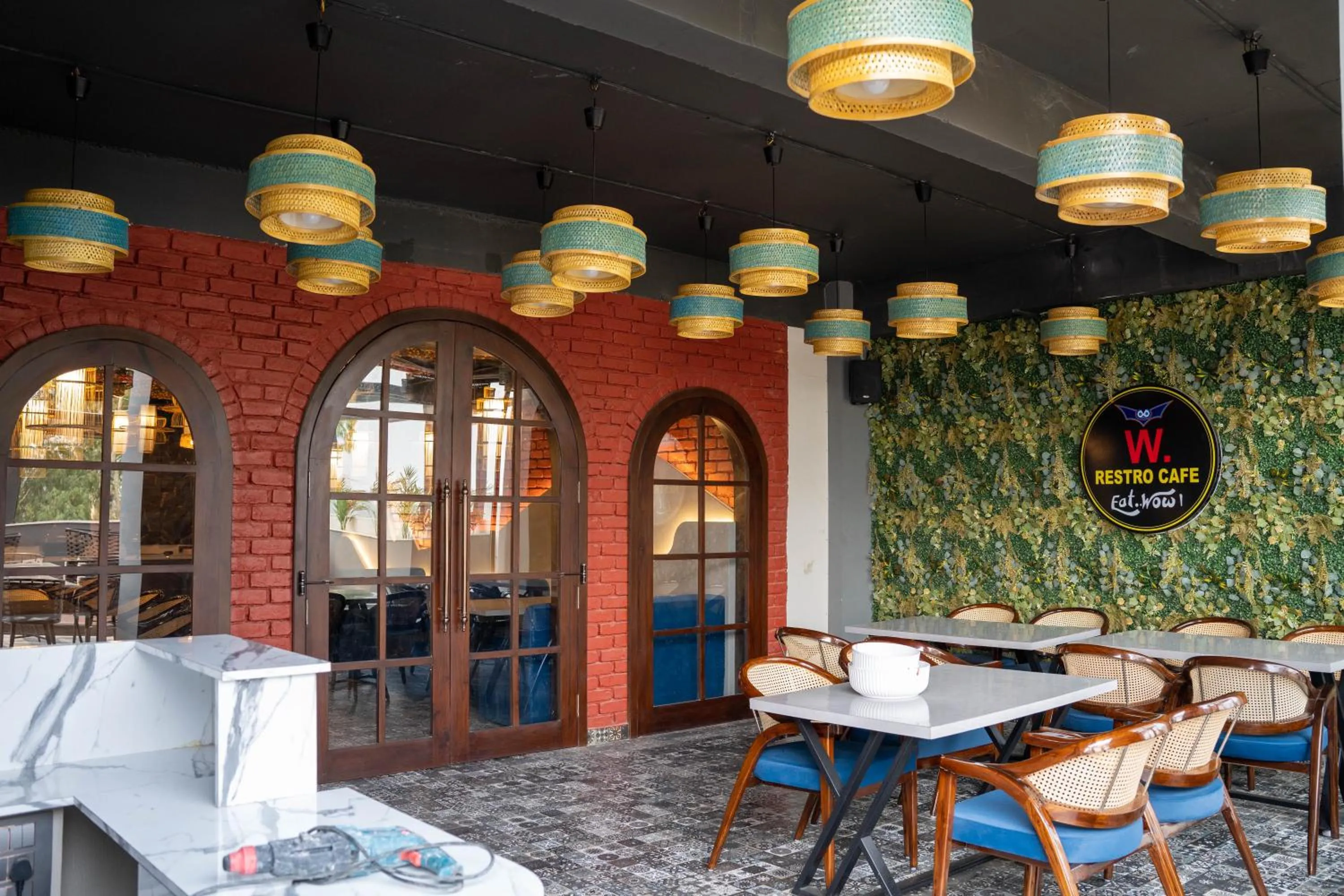 Restaurant/places to eat in Hotel W Grand - A Boutique Hotel