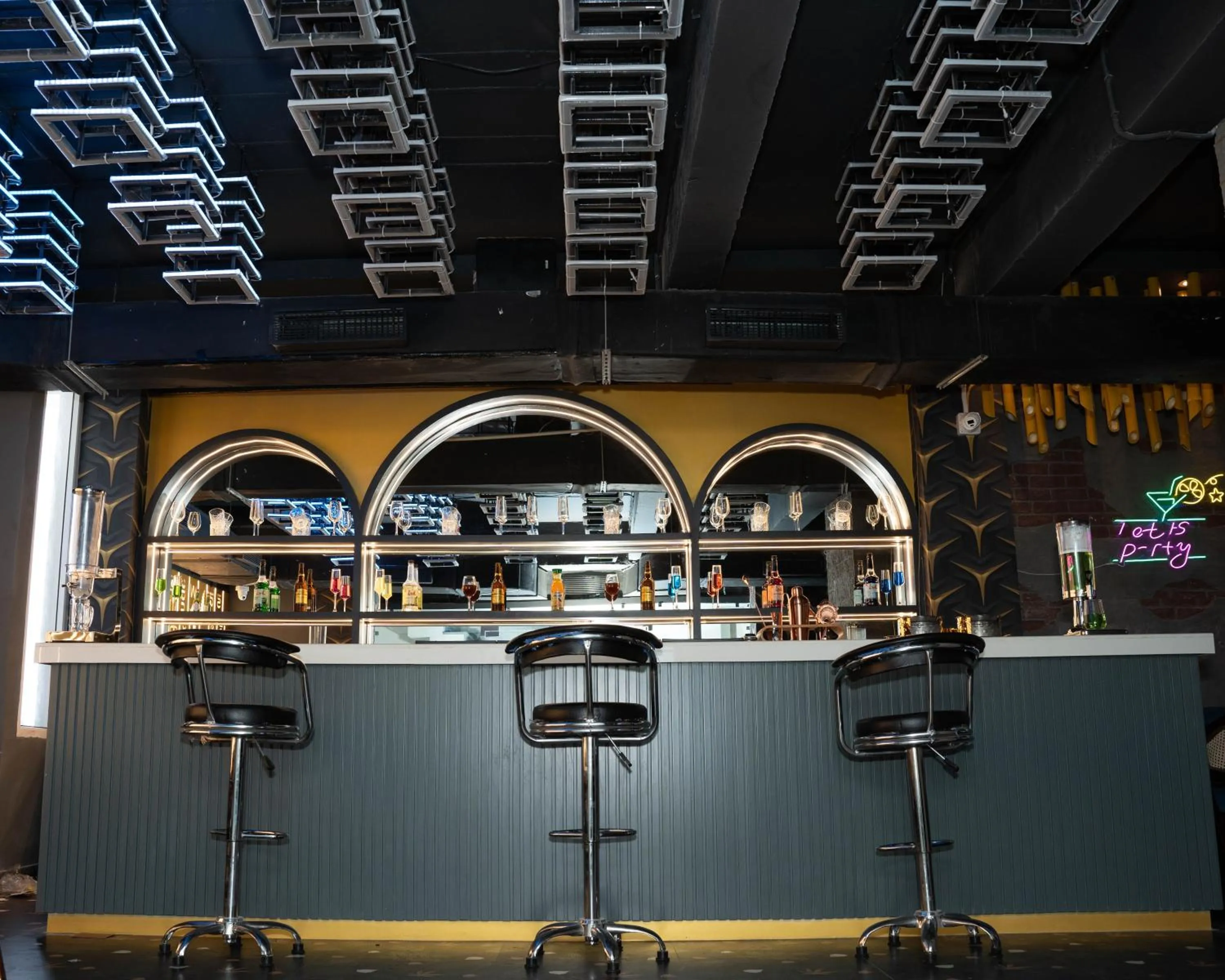 Restaurant/places to eat in Hotel W Grand - A Boutique Hotel