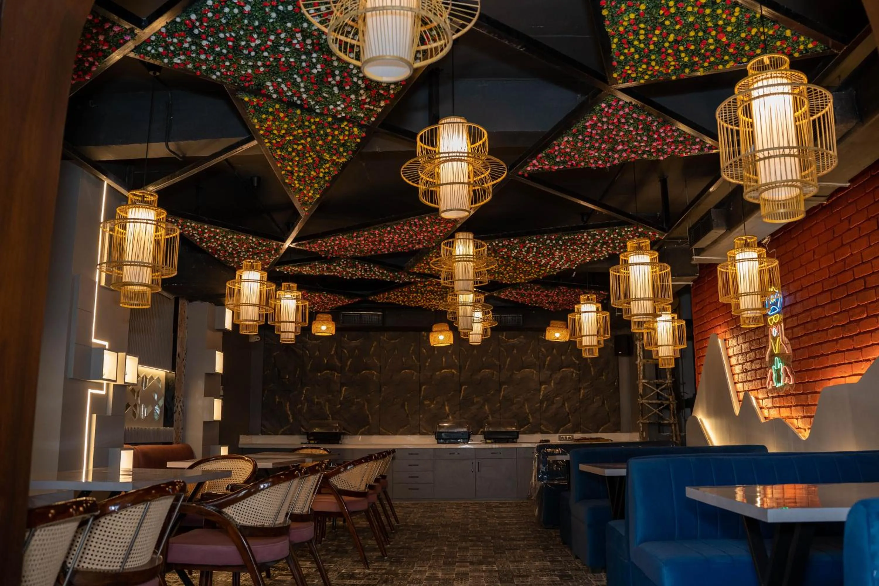 Restaurant/places to eat in Hotel W Grand - A Boutique Hotel