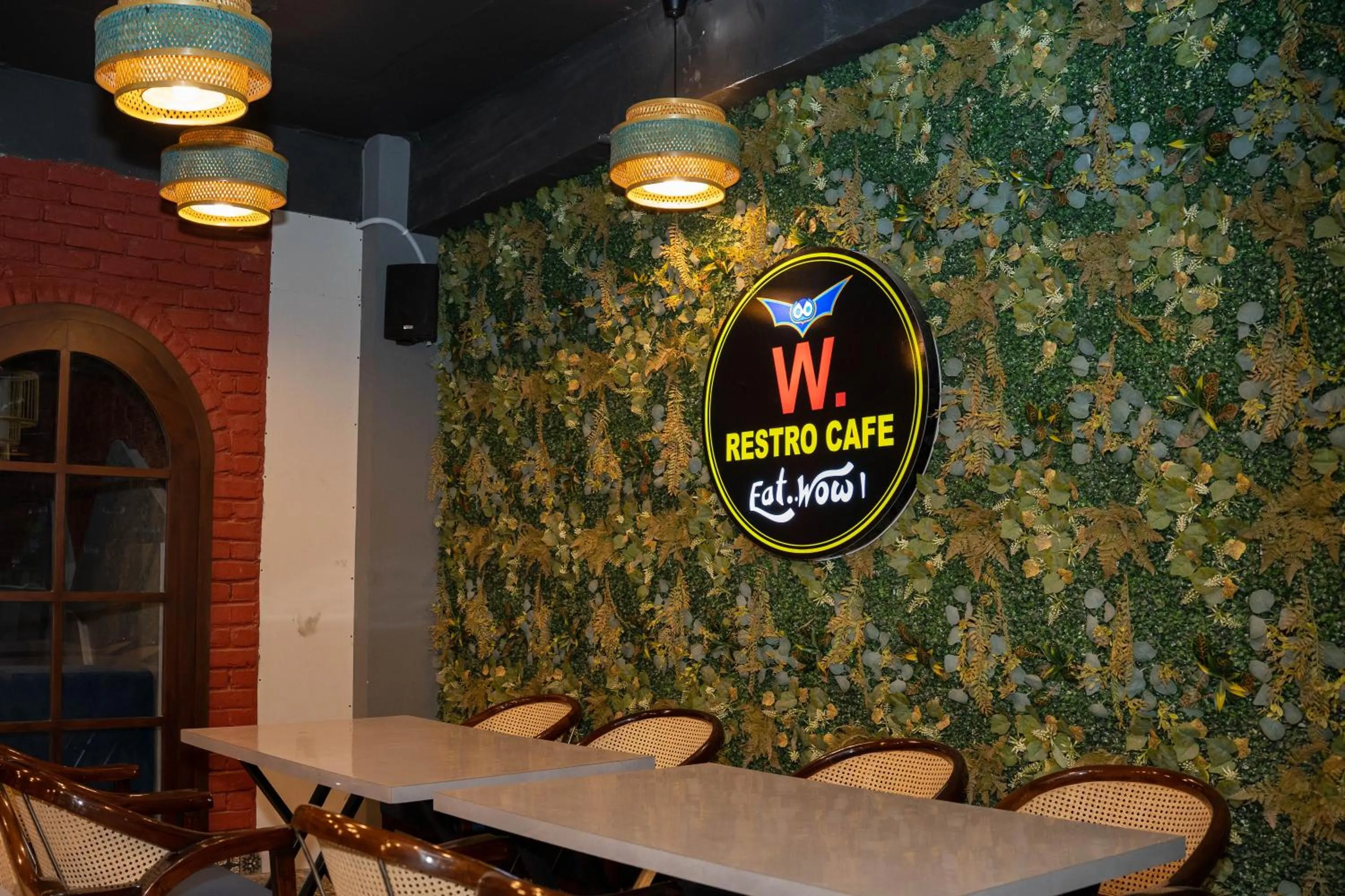 Restaurant/places to eat in Hotel W Grand - A Boutique Hotel