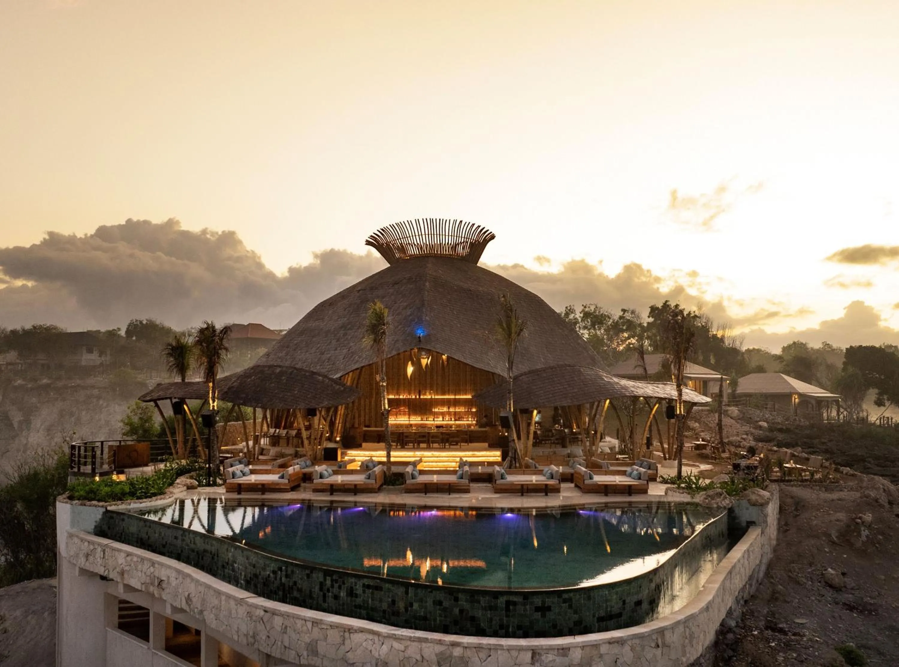 Restaurant/places to eat in ARNA Suites and Ocean Lounge