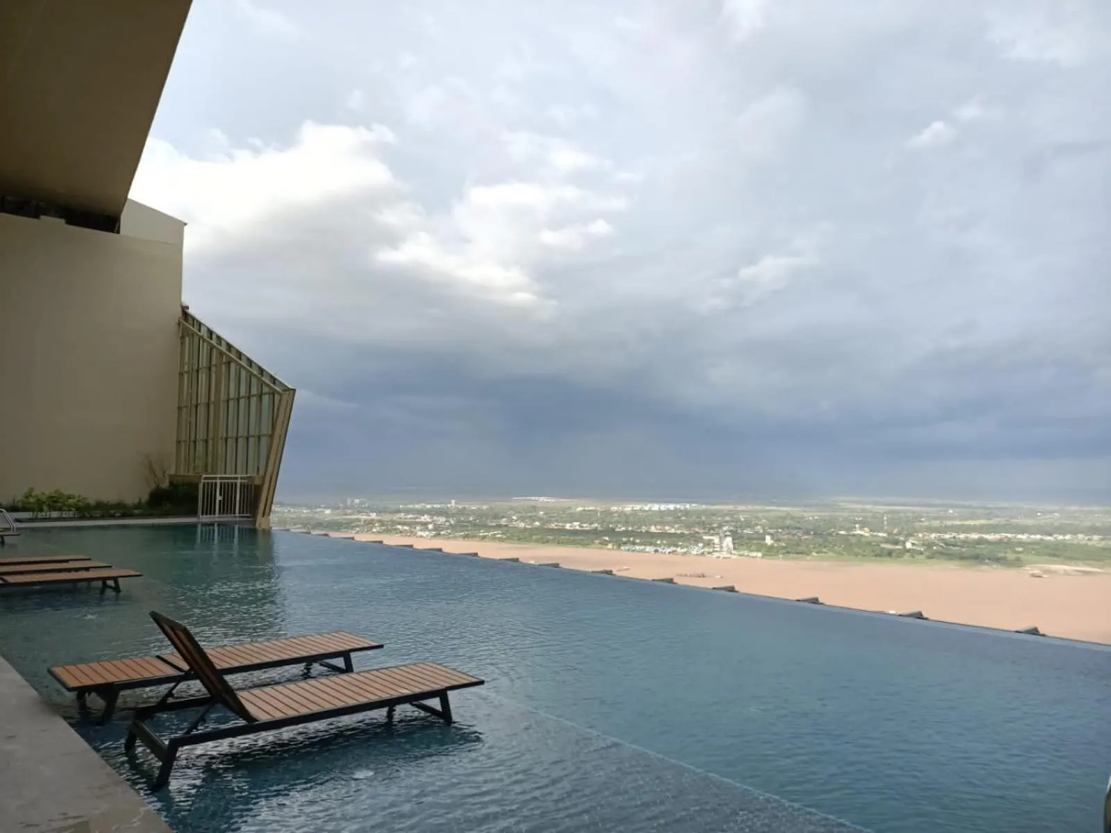 The PeAk Residence, Multi-Apartment by Emma