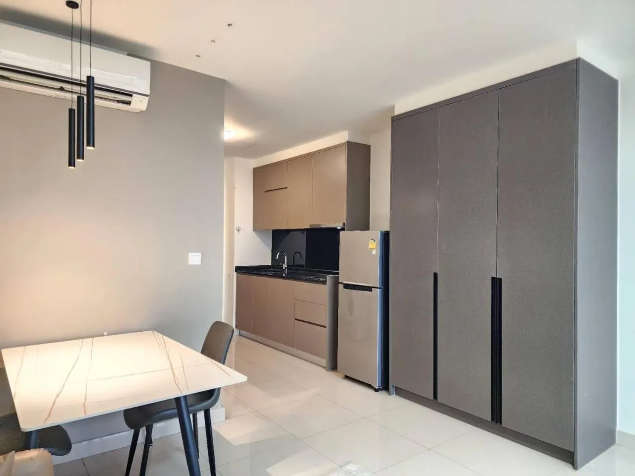 The PeAk Residence, Multi-Apartment by Emma