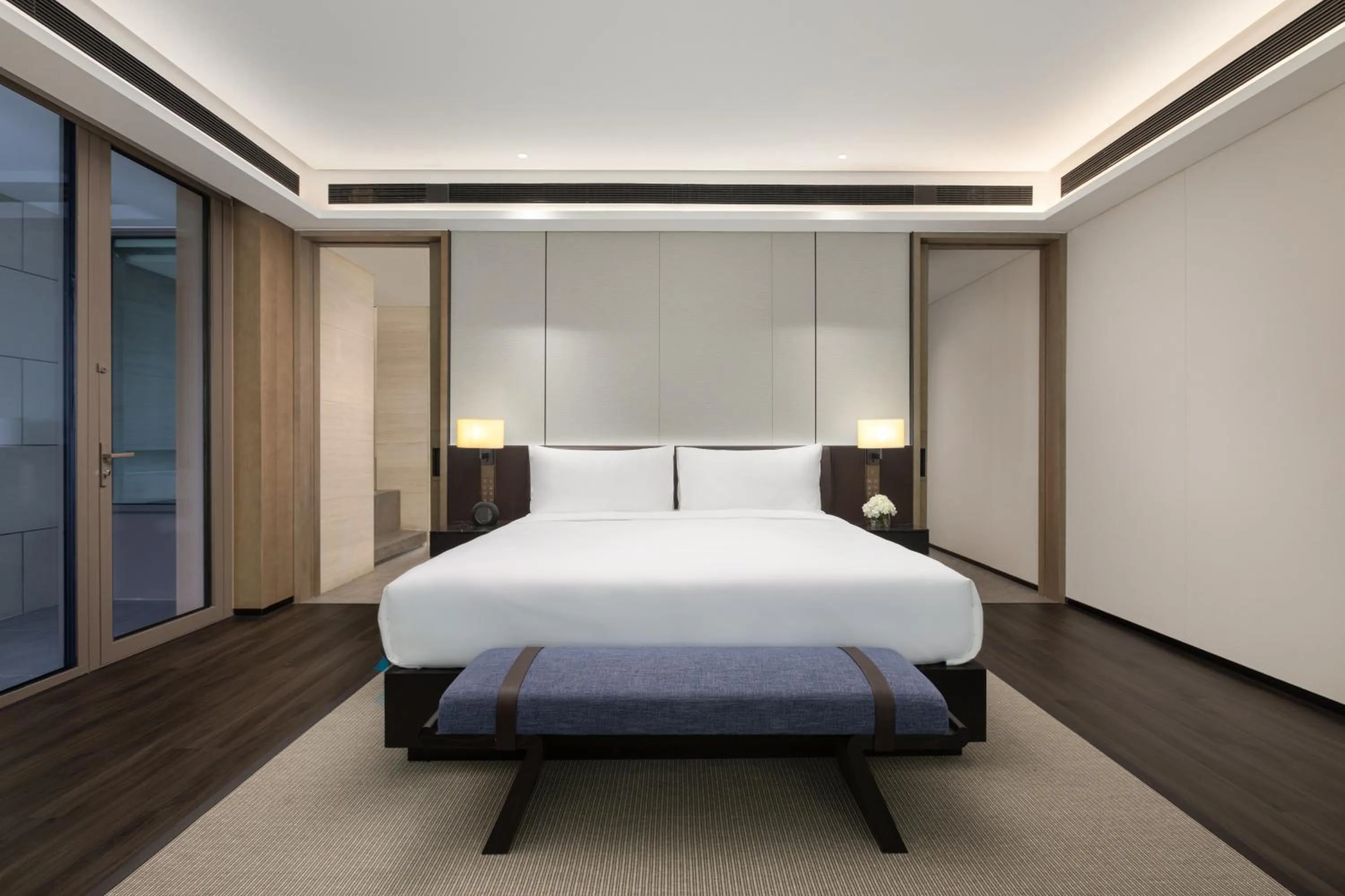 Photo of the whole room, Bed in Hotel Indigo Beidaihe