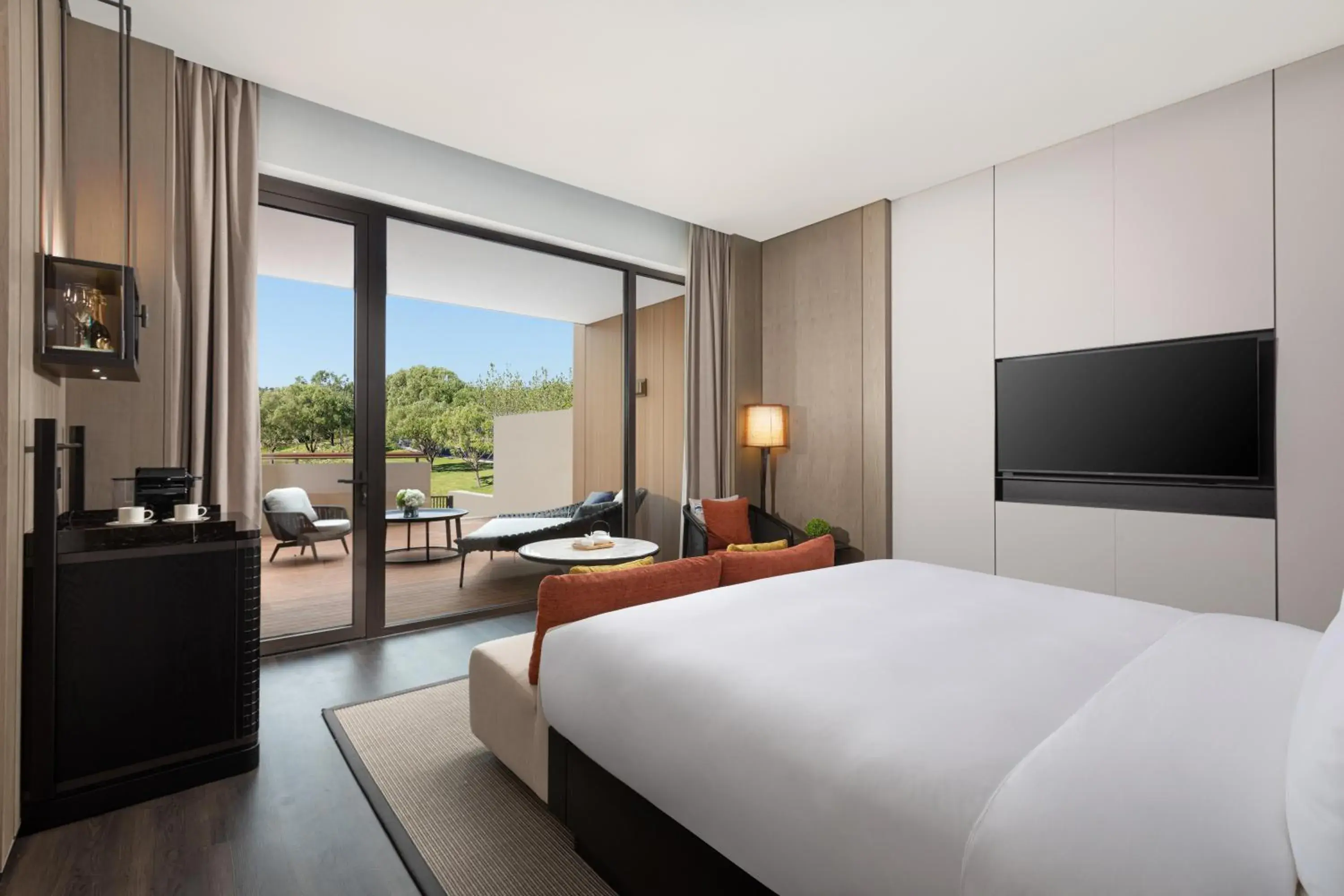 Standard King Room with Courtyard Access - Pet Friendly in Hotel Indigo Beidaihe Standard King Room with Courtyard Access - Pet Friendly in Hotel Indigo Beidaihe