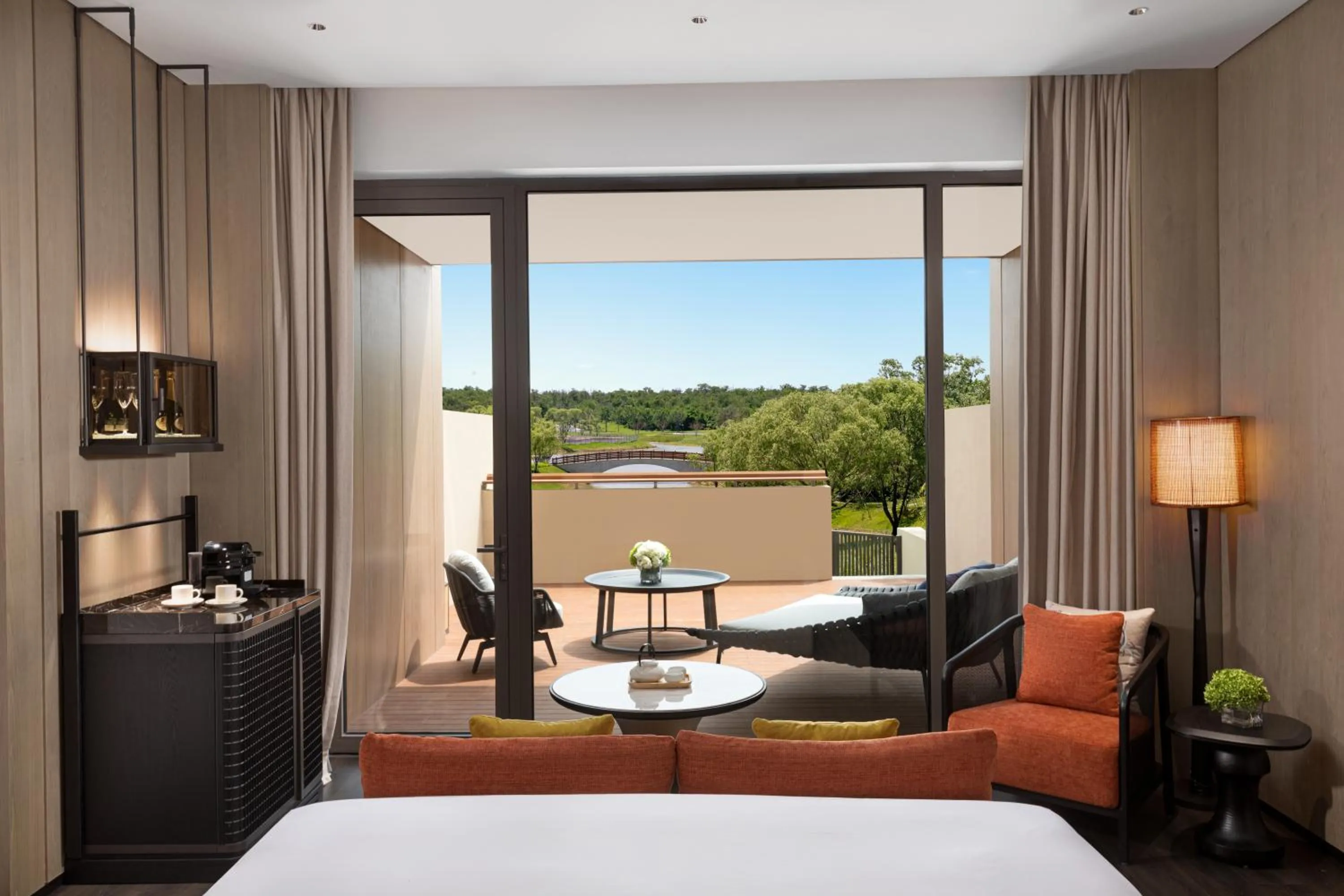 Inner courtyard view, Bed in Hotel Indigo Beidaihe