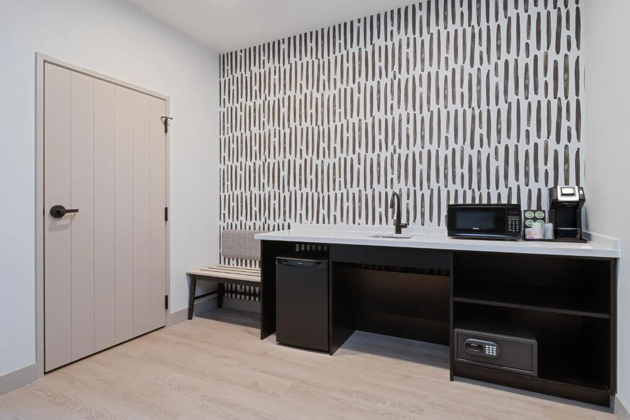 Queen Studio Suite with Tub - Communication/Mobility Access in Atwell Suites Kansas City Airport by IHG Queen Studio Suite with Tub - Communication/Mobility Access in Atwell Suites Kansas City Airport by IHG