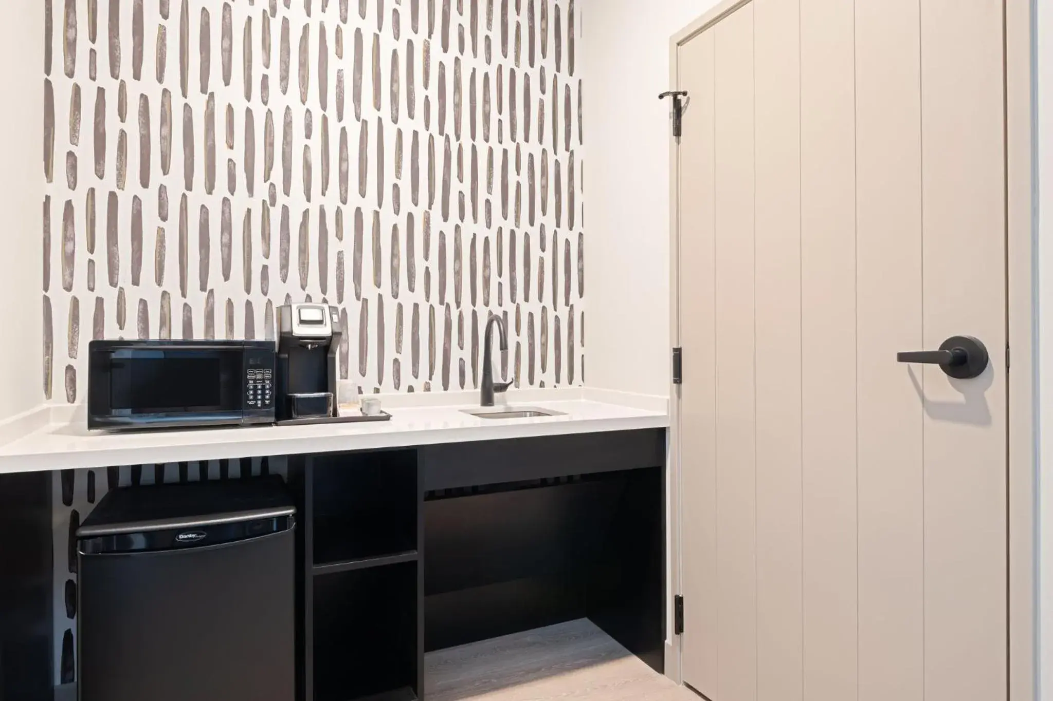 King Studio Suite with Bath Tub - Mobility Access in Atwell Suites Kansas City Airport by IHG King Studio Suite with Bath Tub - Mobility Access in Atwell Suites Kansas City Airport by IHG