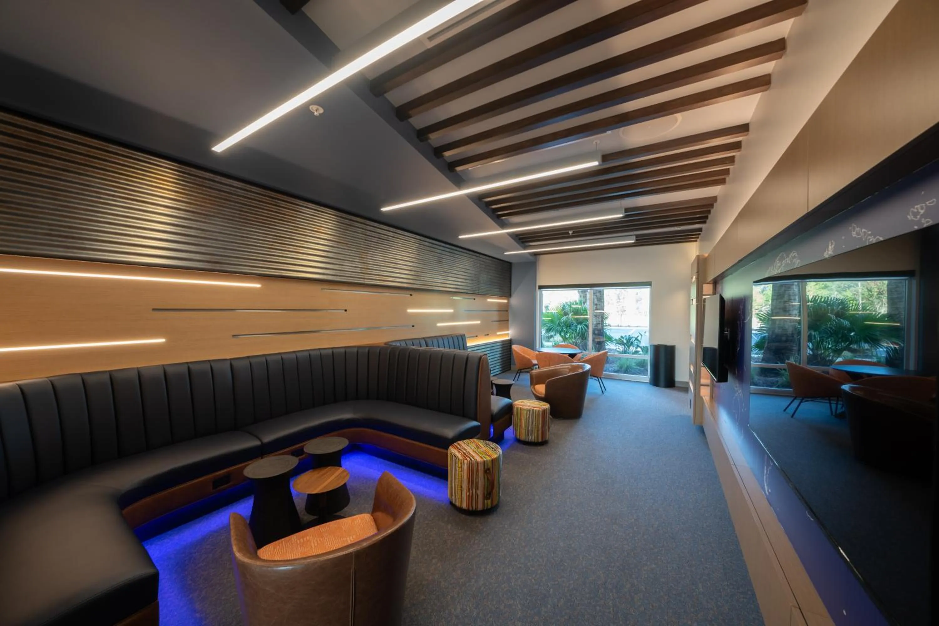 Communal lounge/ TV room in Holiday Inn Express & Suites Fort Walton Beach - Eglin Area by IHG