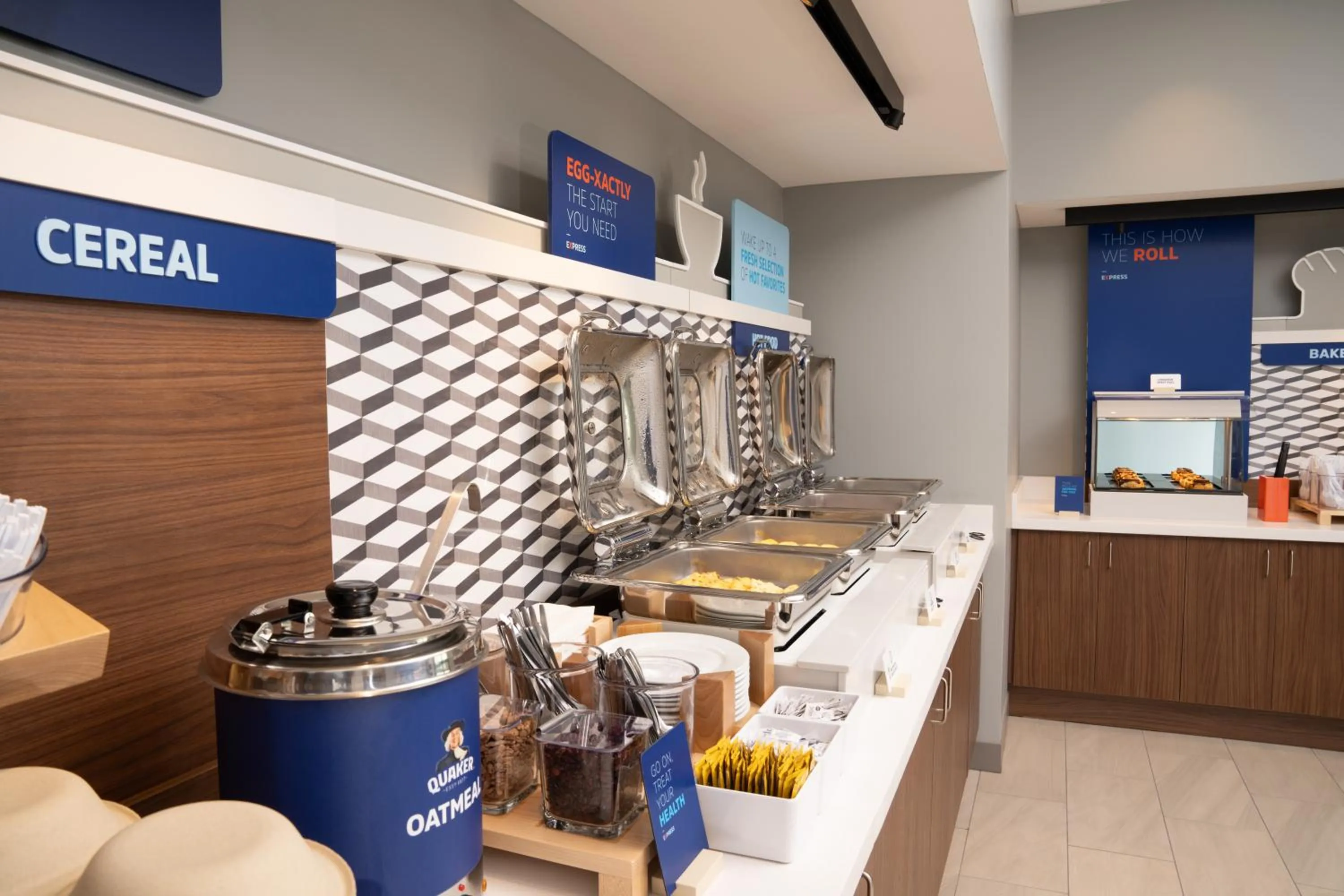 Food and drinks in Holiday Inn Express & Suites Fort Walton Beach - Eglin Area by IHG