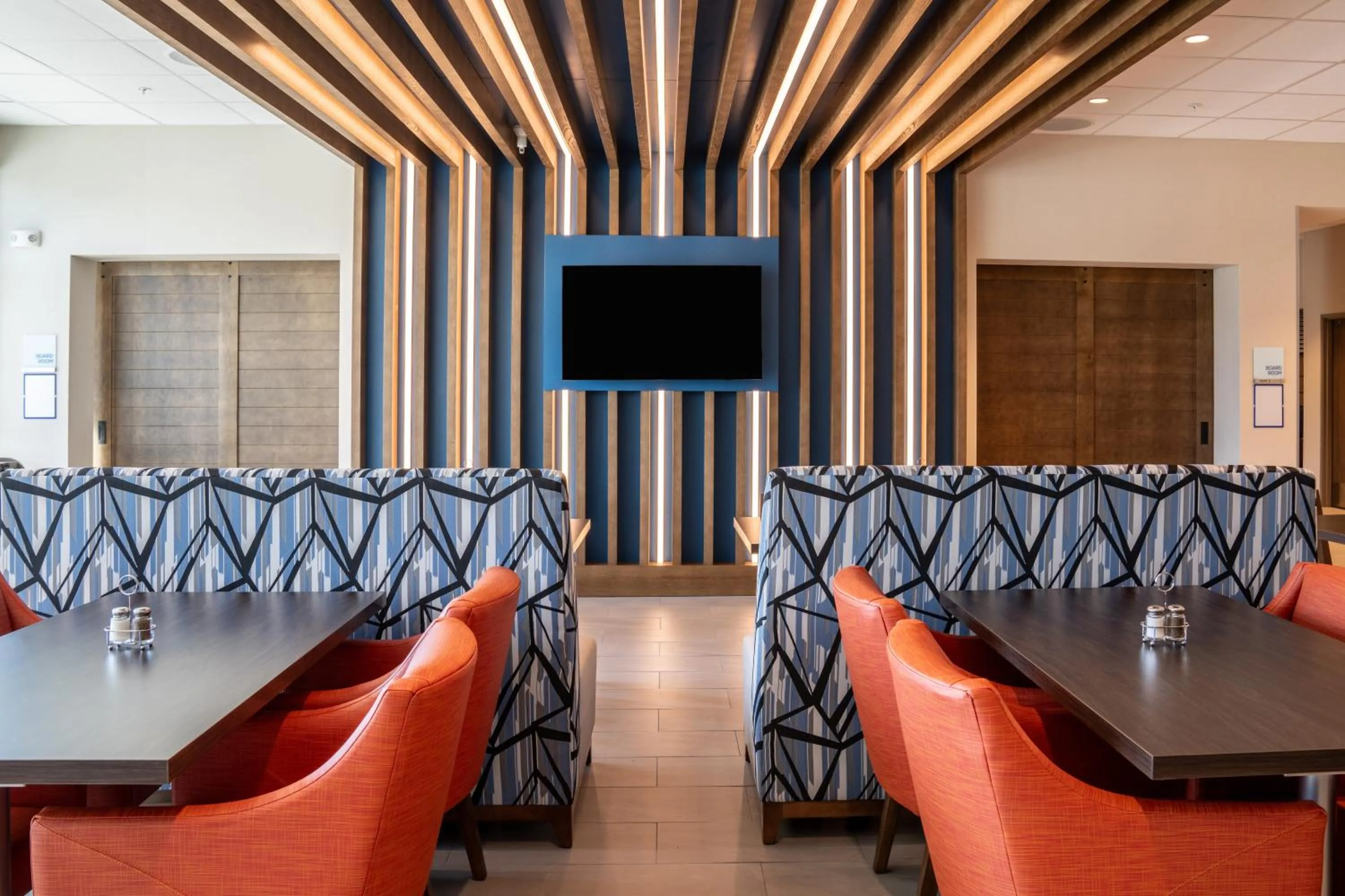 Lobby or reception in Holiday Inn Express & Suites Fort Walton Beach - Eglin Area by IHG