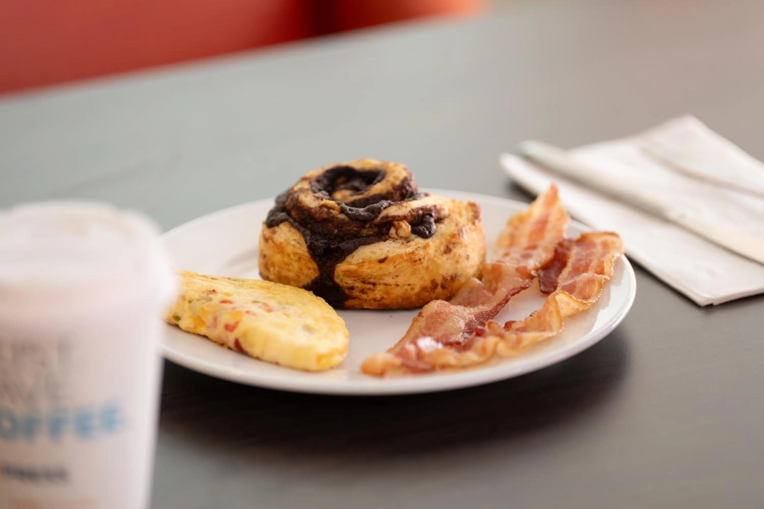 Food and drinks in Holiday Inn Express & Suites Fort Walton Beach - Eglin Area by IHG