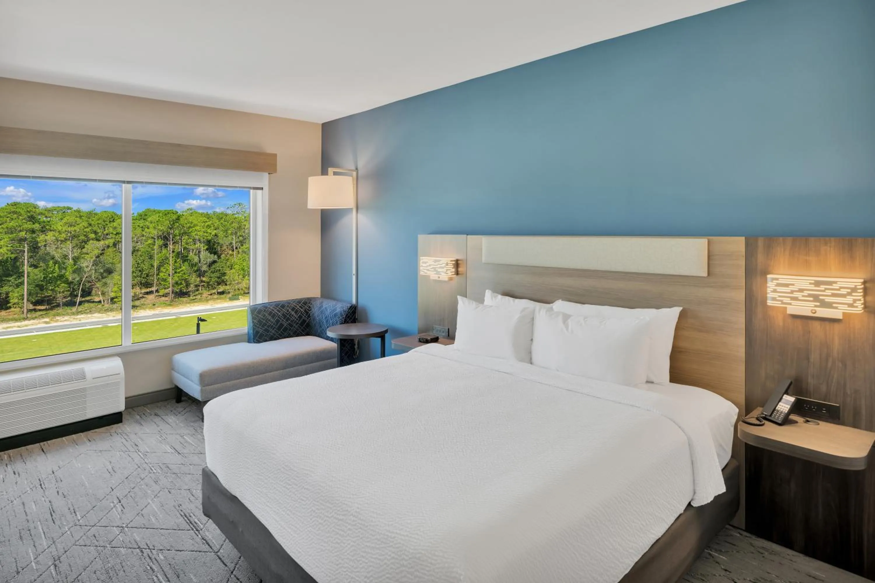 Bed in Holiday Inn Express & Suites Fort Walton Beach - Eglin Area by IHG