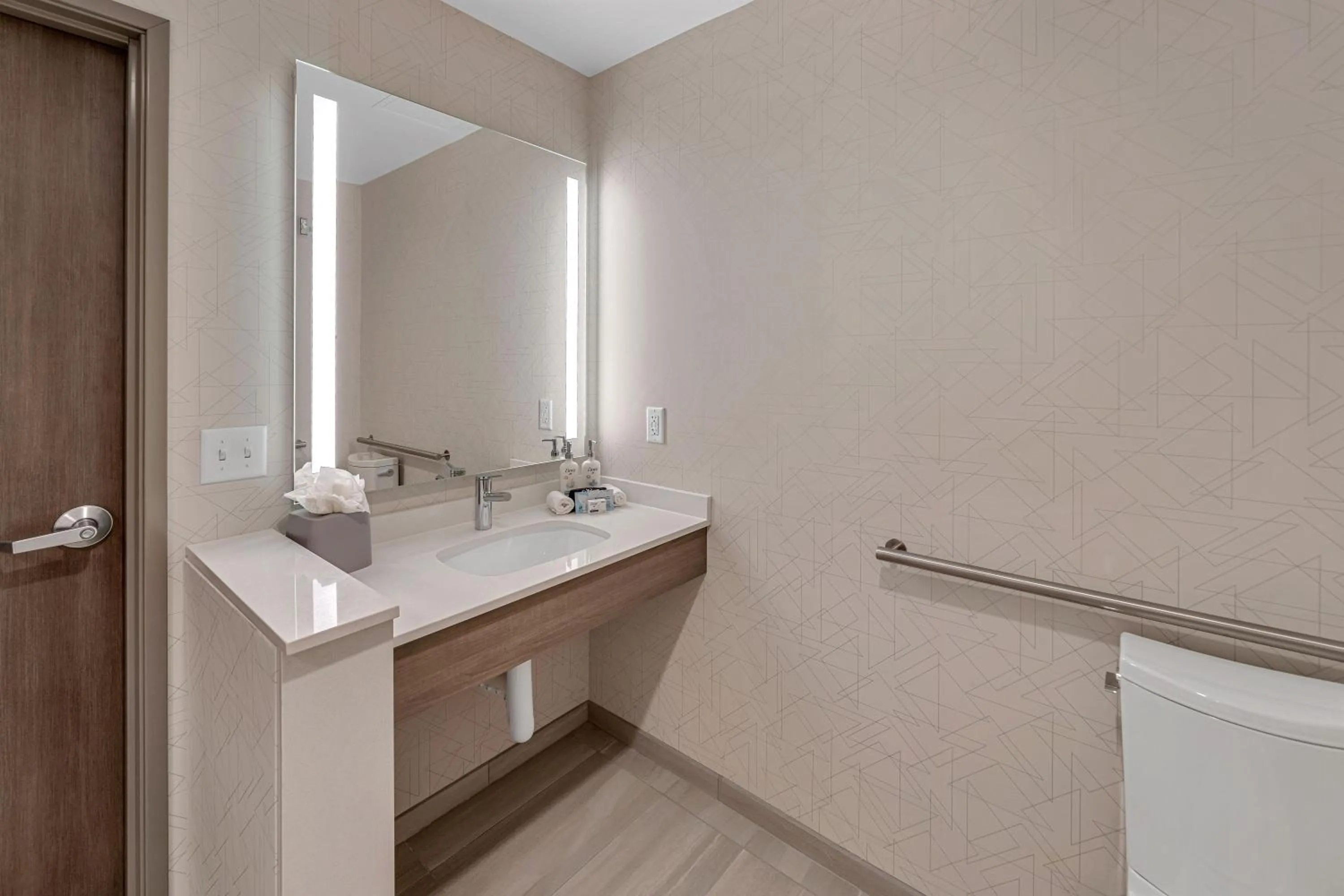 Bathroom in Holiday Inn Express & Suites Fort Walton Beach - Eglin Area by IHG