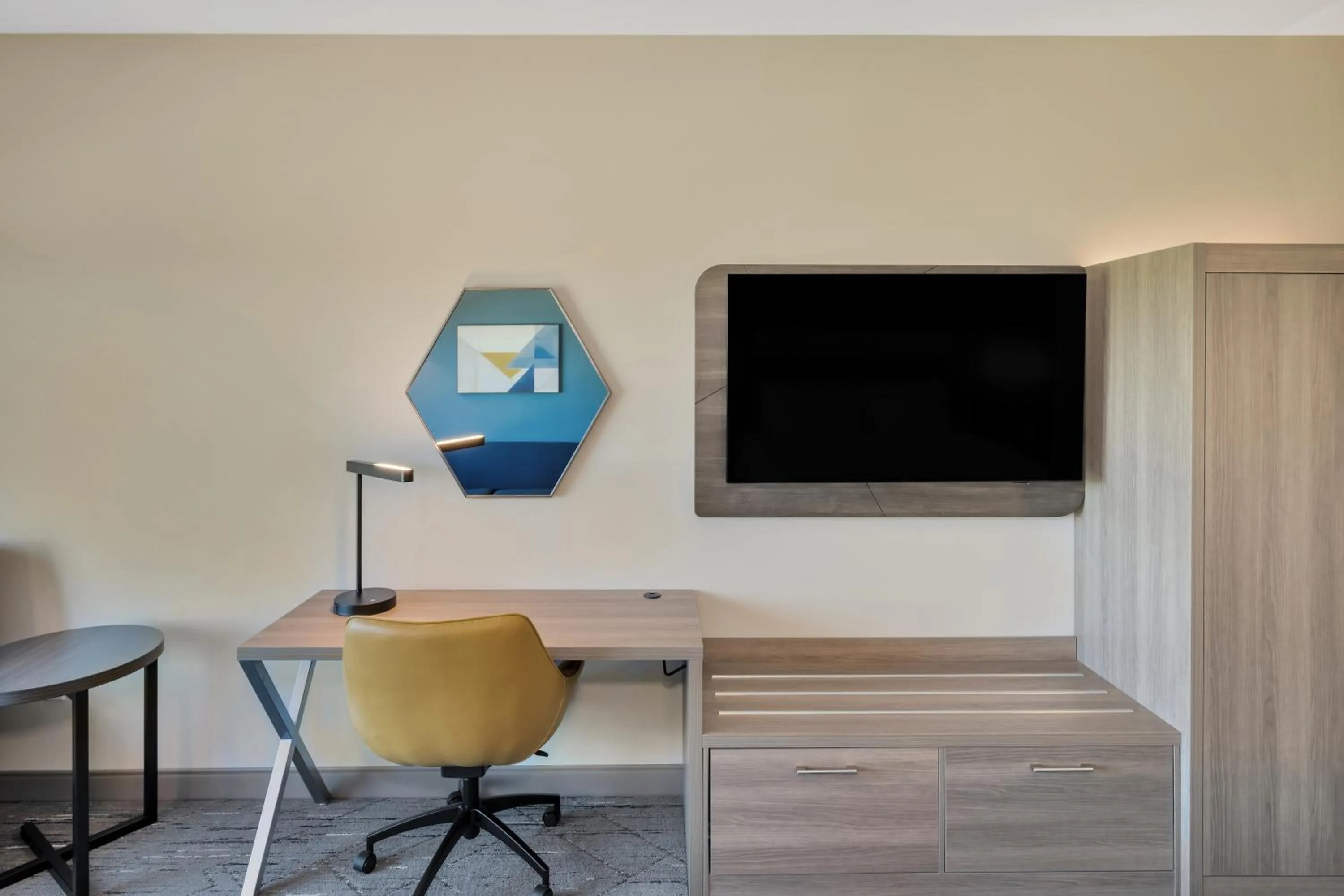 TV and multimedia in Holiday Inn Express & Suites Fort Walton Beach - Eglin Area by IHG