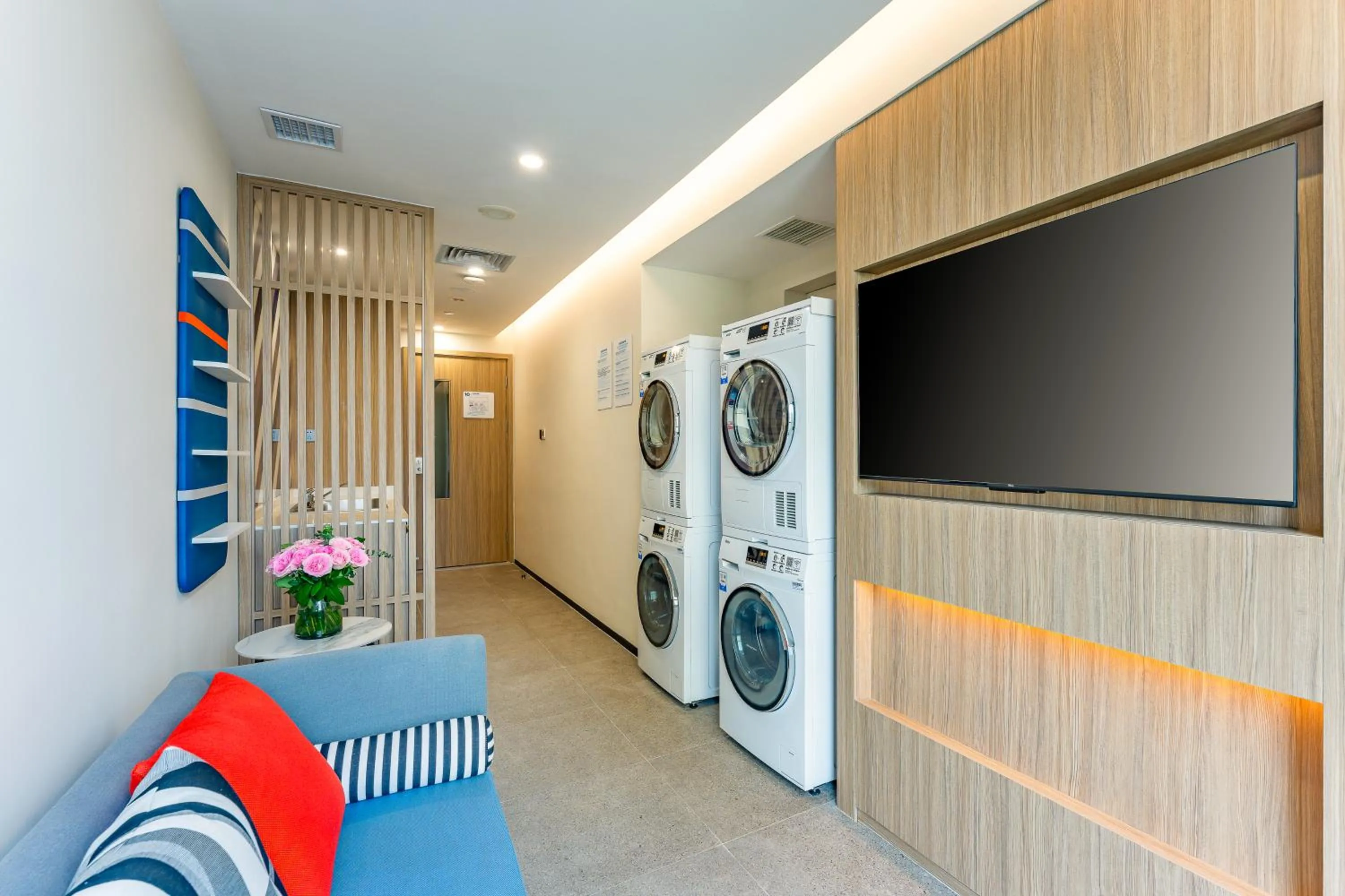 washing machine in Holiday Inn Express Haimen City Center by IHG