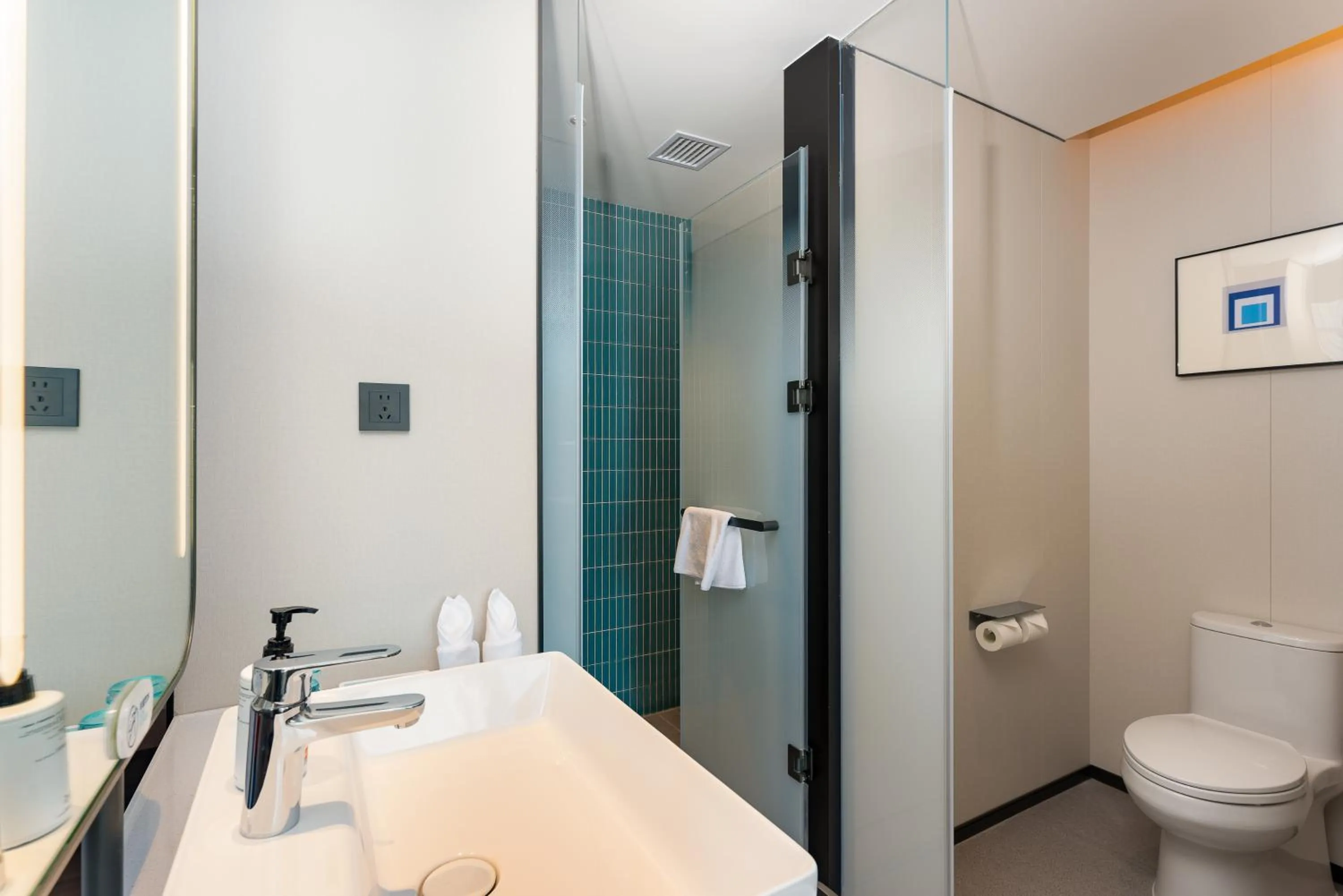 Shower in Holiday Inn Express Haimen City Center by IHG