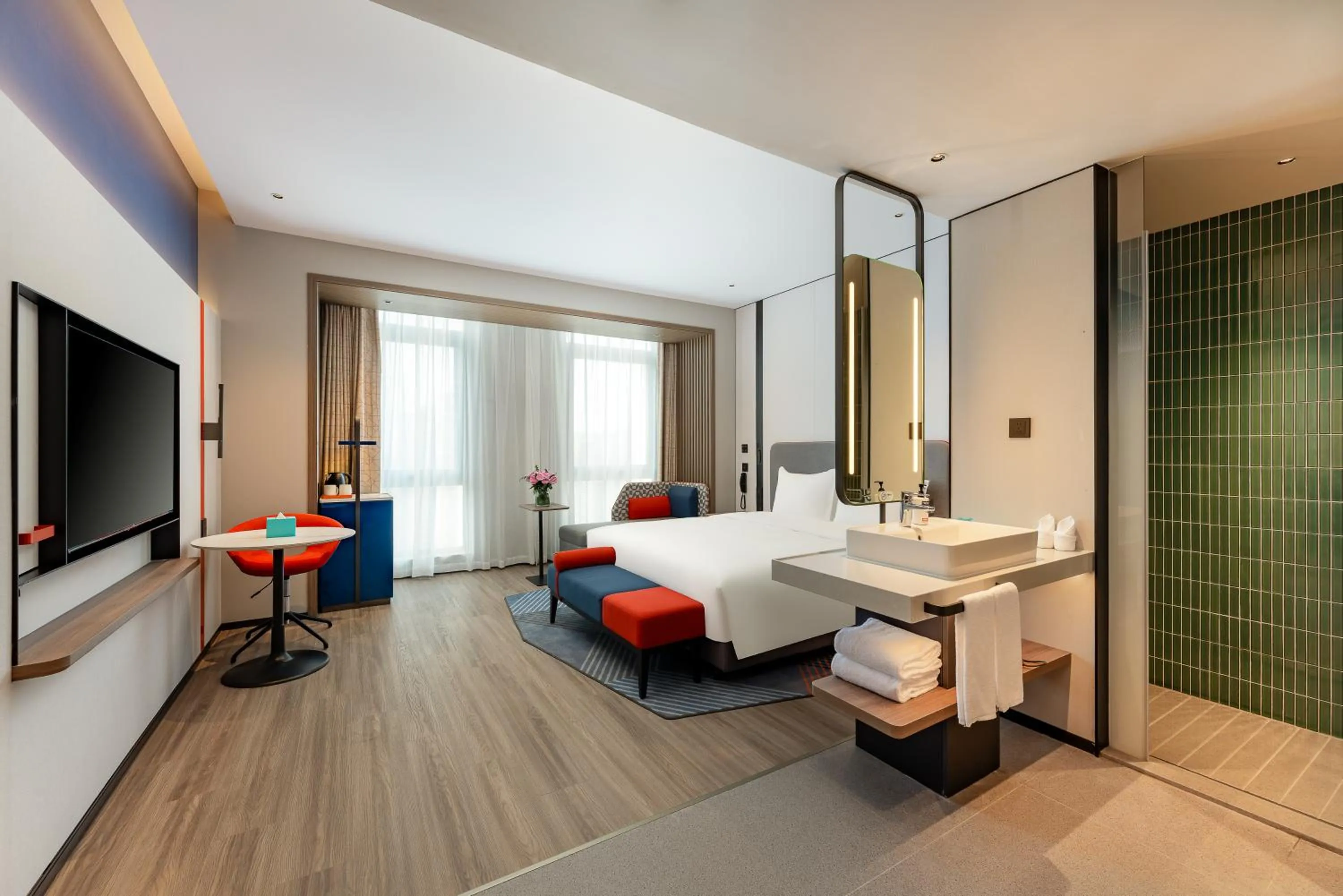 Photo of the whole room, Bed in Holiday Inn Express Haimen City Center by IHG