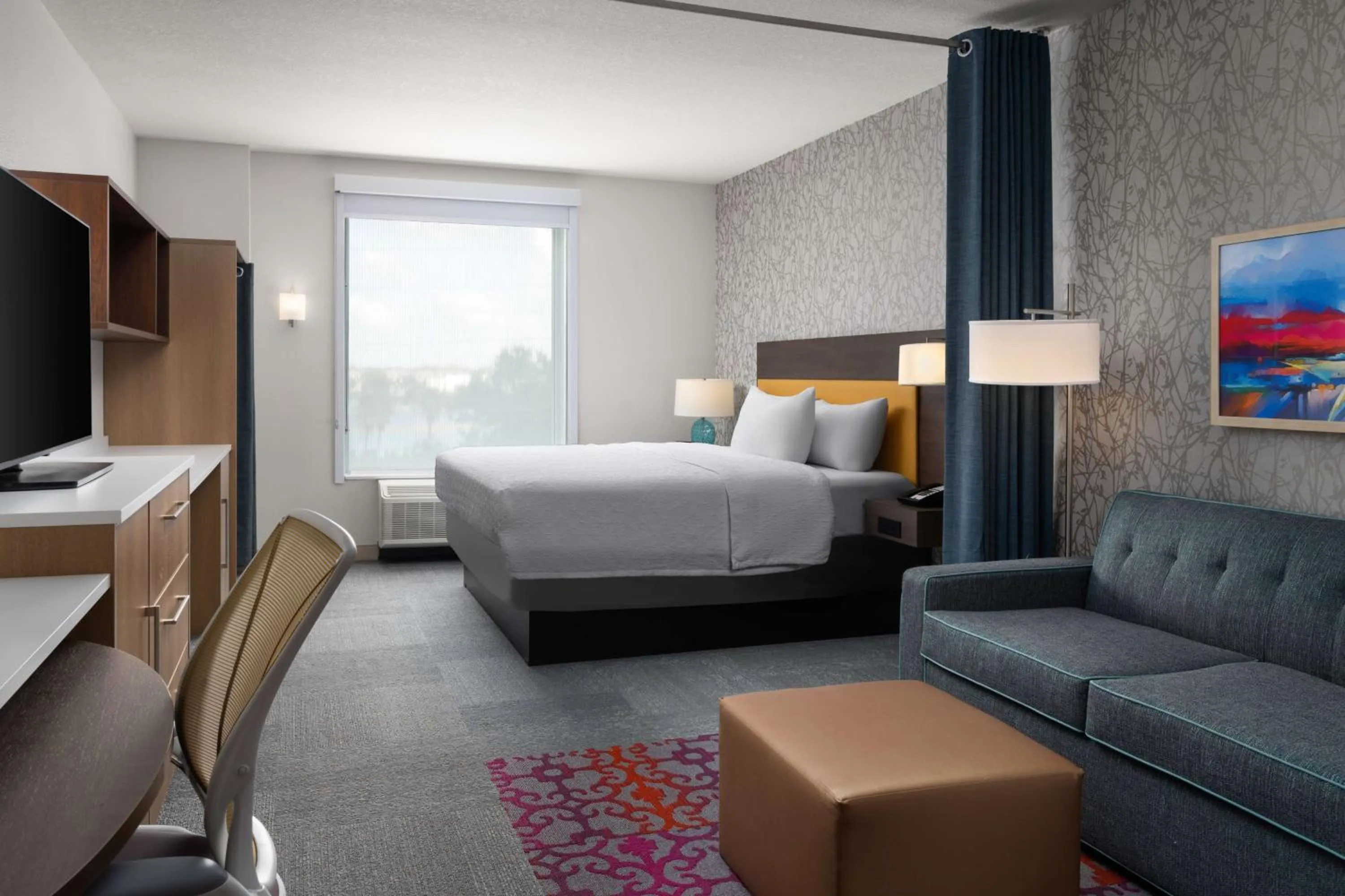 Living room, Bed in Home2 Suites By Hilton Winter Haven