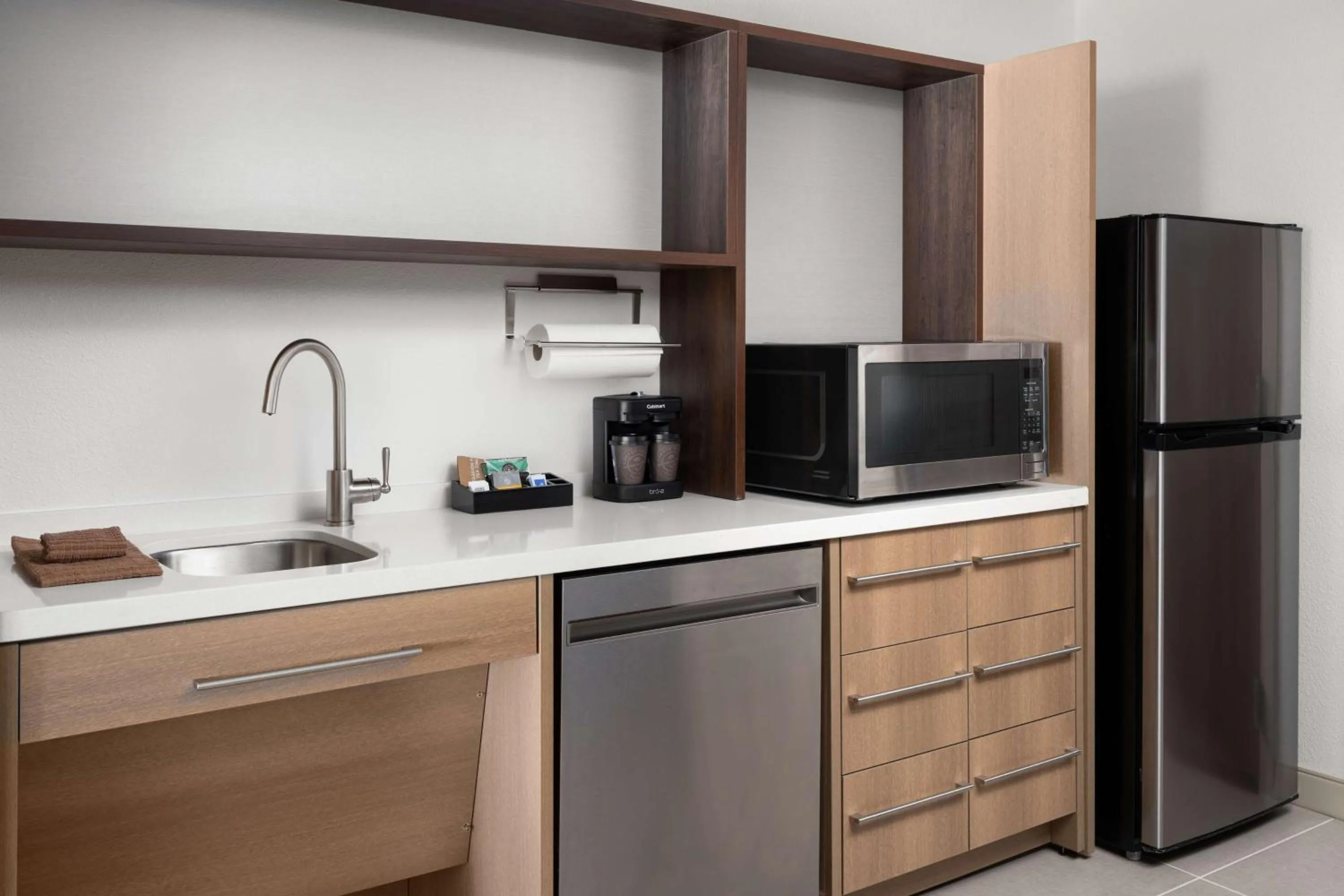 Kitchen or kitchenette in Home2 Suites By Hilton Winter Haven