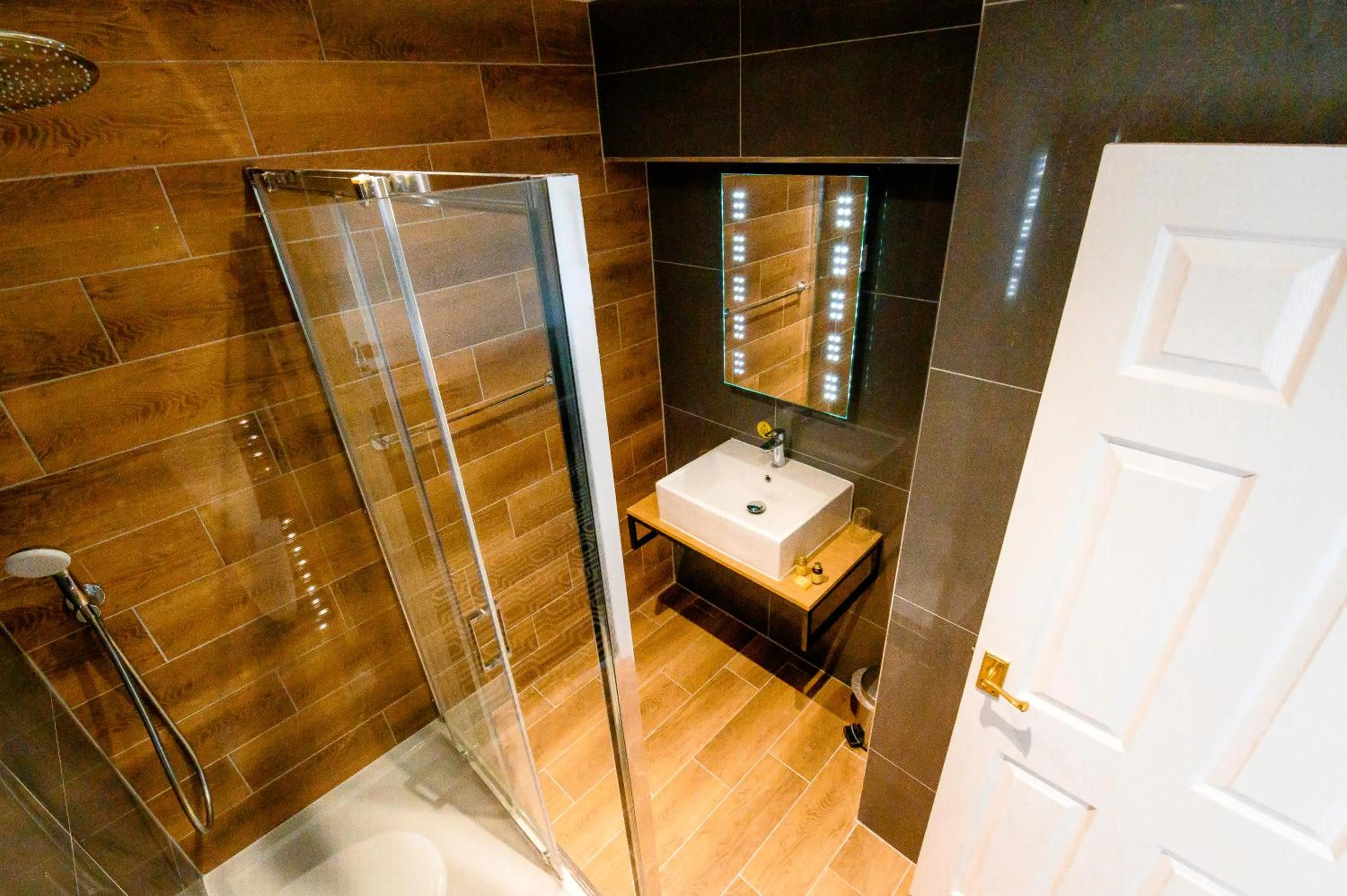 Shower in The George Hotel