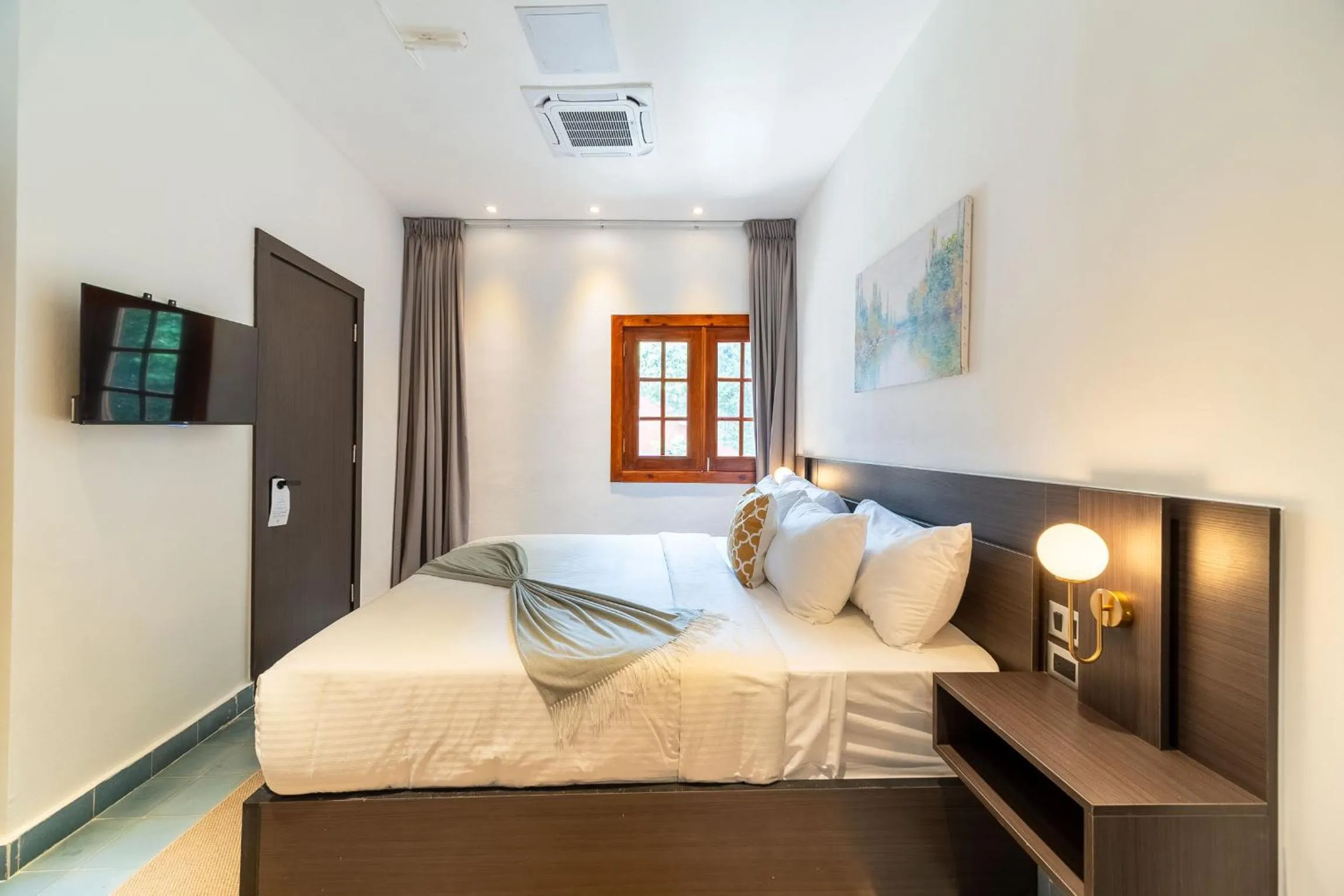 Photo of the whole room, Bed in Empyrean Art Deco