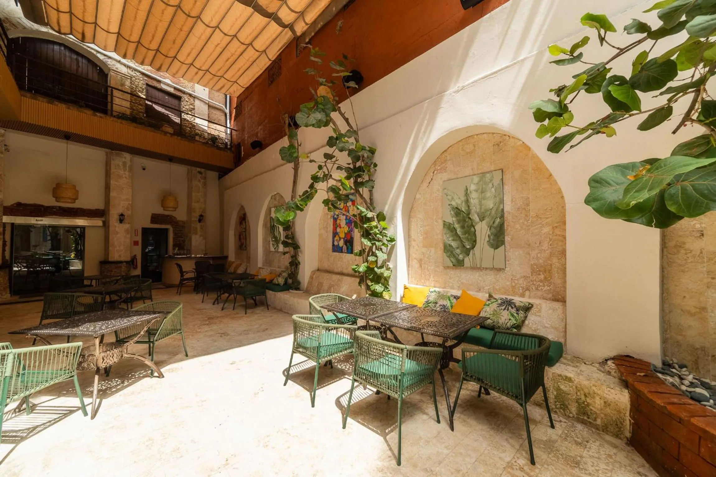 Restaurant/places to eat in Empyrean Art Deco