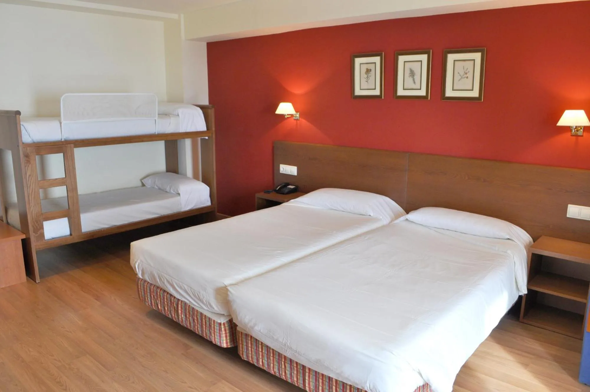 Photo of the whole room, Bed in SNÖ Hotel Candanchú