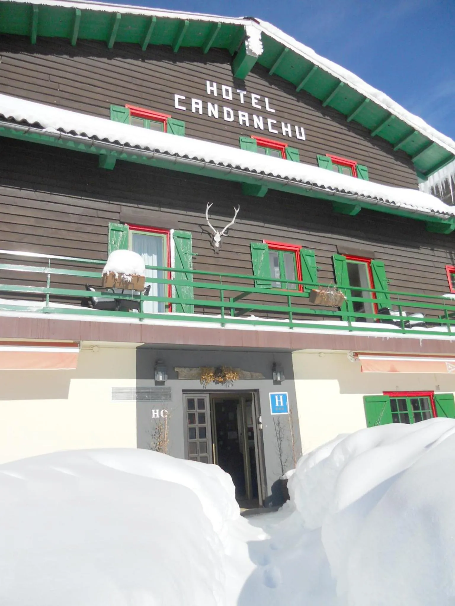 Facade/entrance in SNÖ Hotel Candanchú