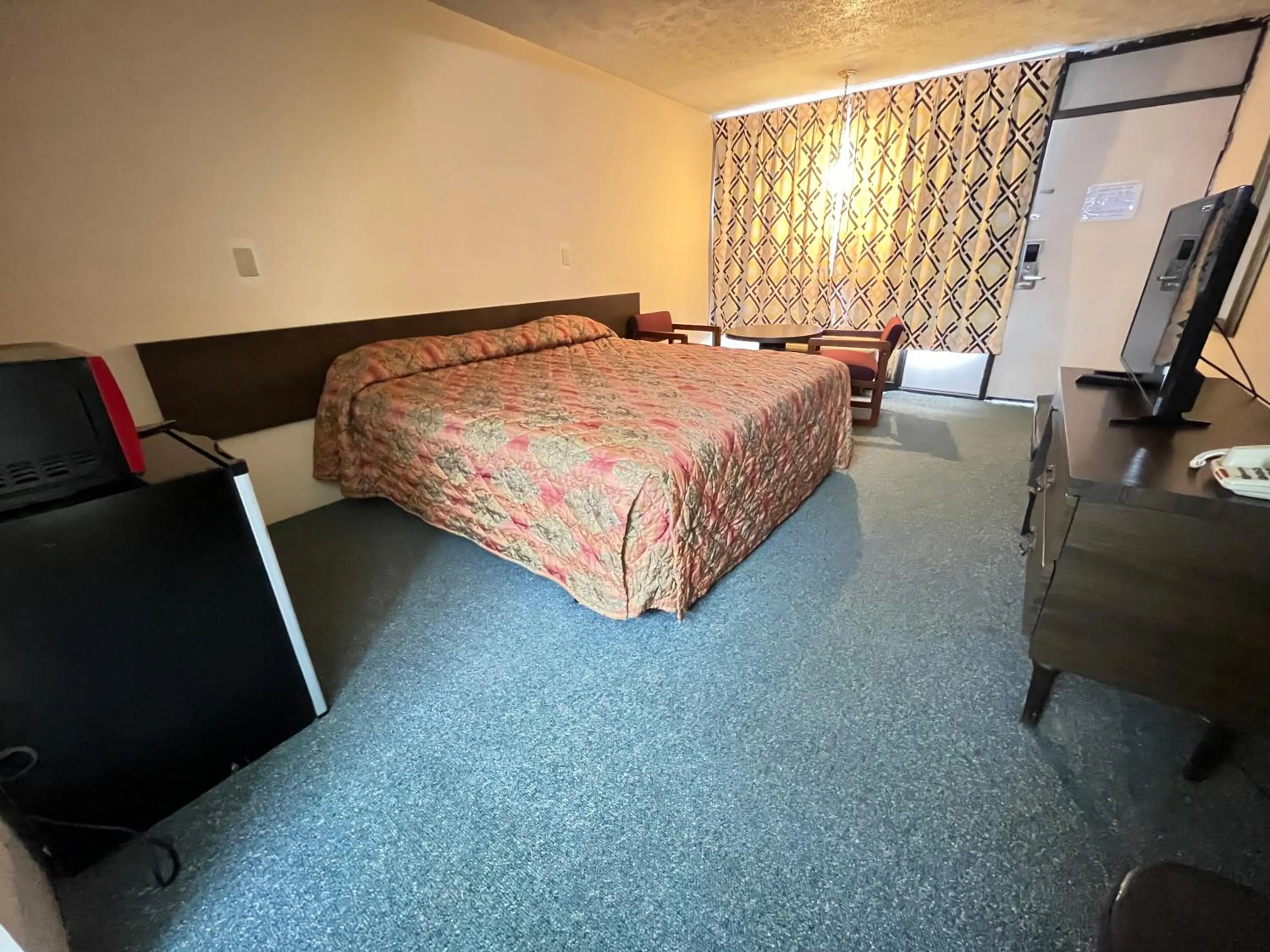 Bed in Mountain Empire Motel